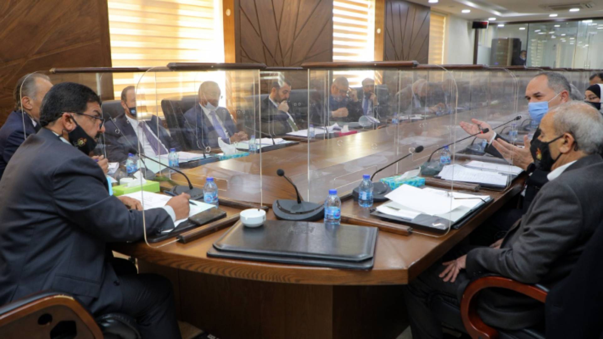 خلال الاجتماع