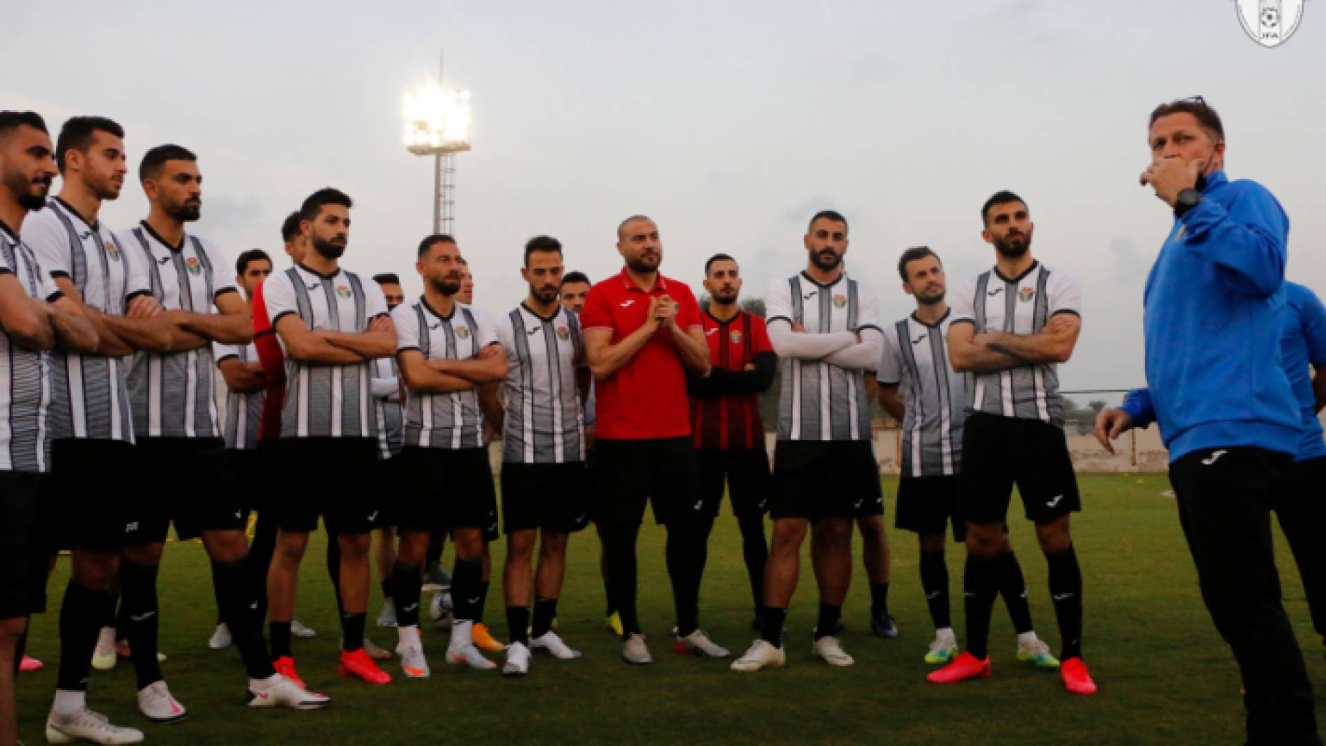 المنتخب الوطني لكرة القدم يبدأ تدريباته في دبي بصفوف مكتملة