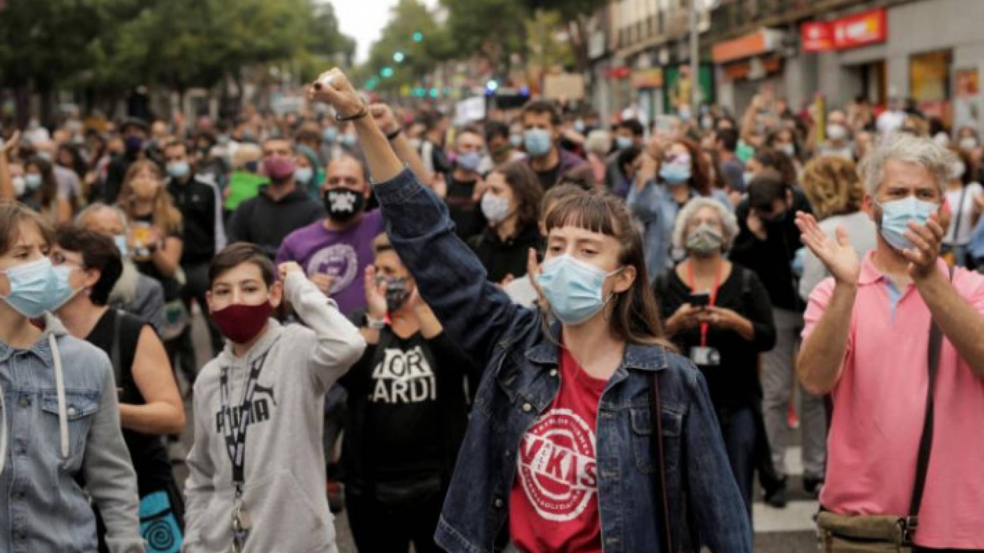 الآلاف يتظاهرون في مدريد ضد إجراءات الحكومة لاحتواء فيروس كورونا