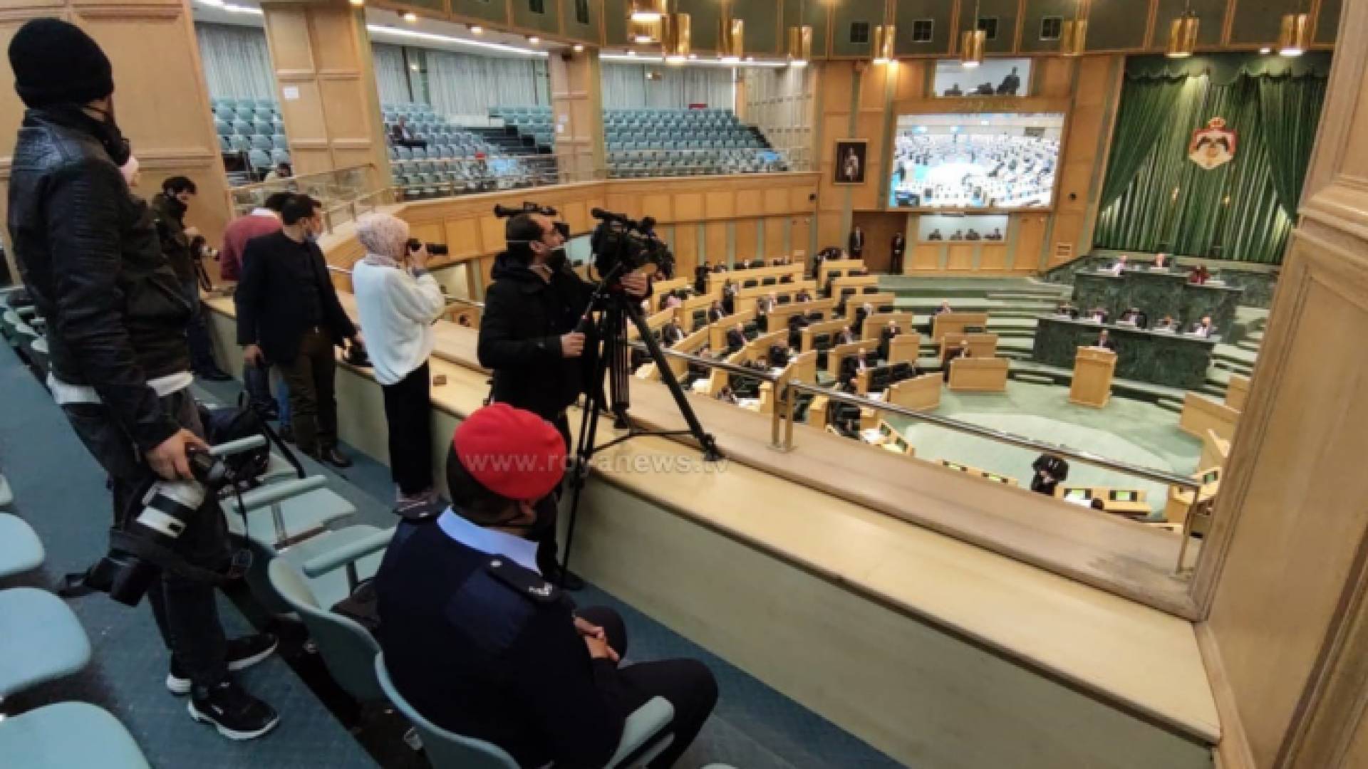 المجلس أضاف إلى الحاجز الزجاجي حاجزا خشبيا