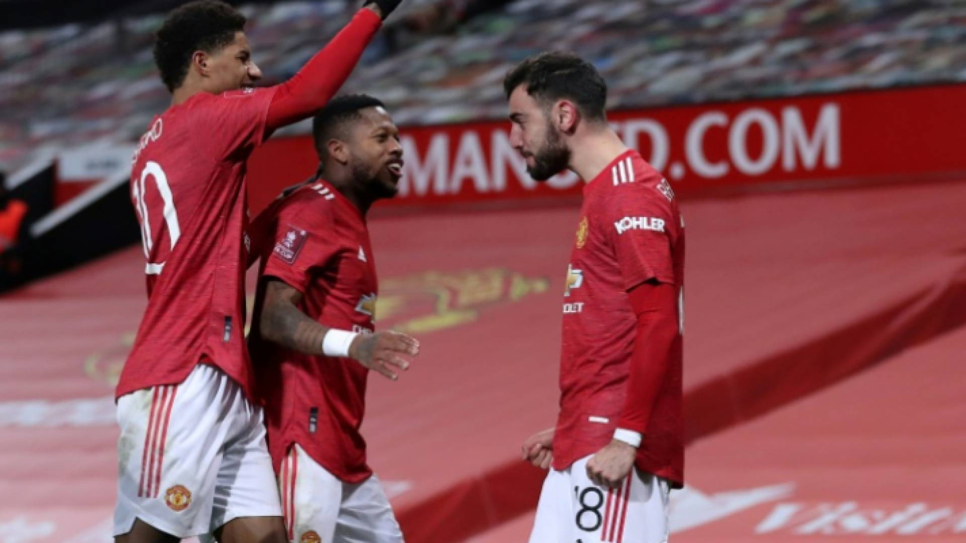 لاعبو مانشستر يونايتد يحتفلون بهدف البرتغالي برونو فرنانديش ضد ليفربول