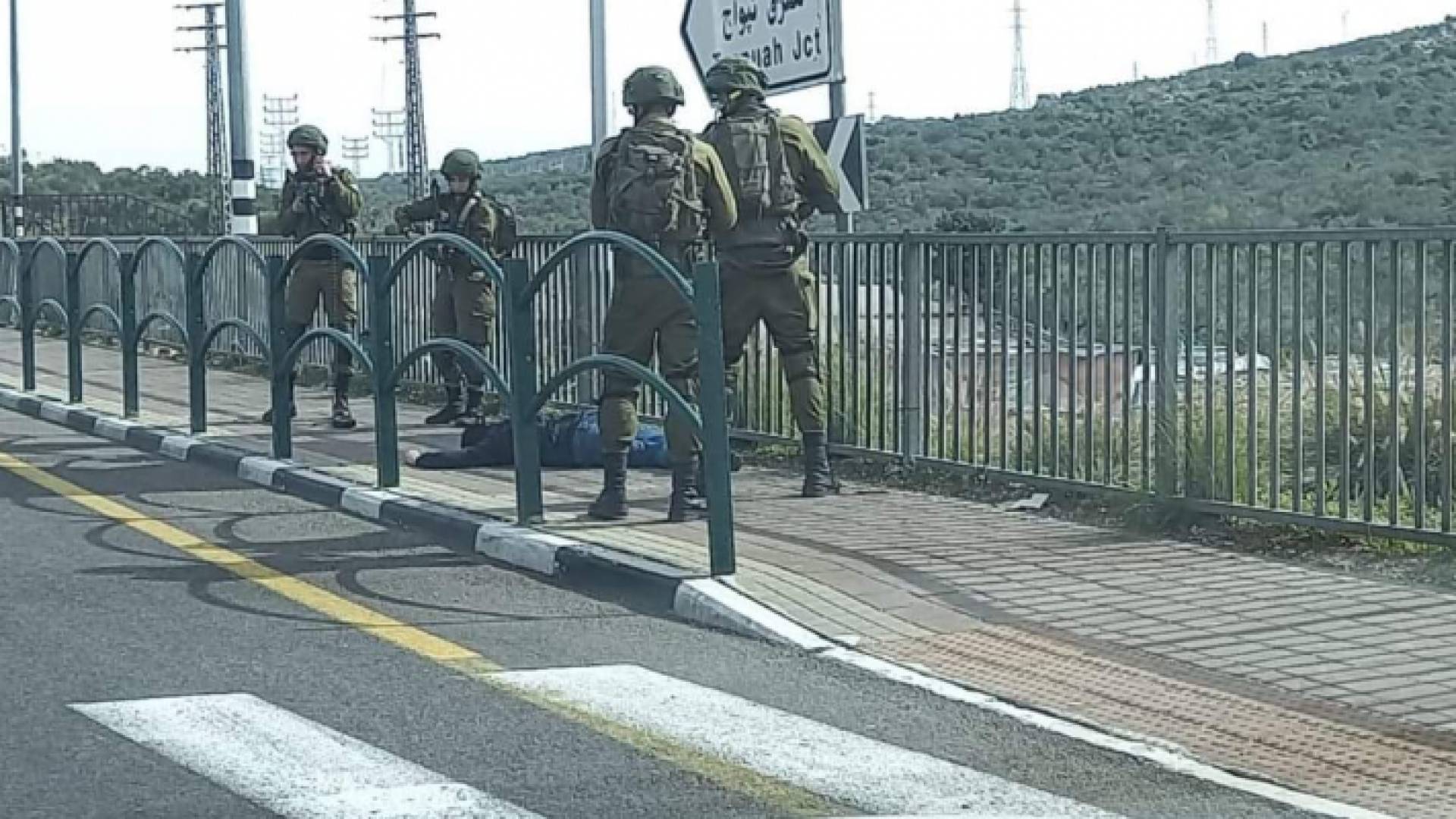 خلال إطلاق قوات الاحتلال النار على الشاب