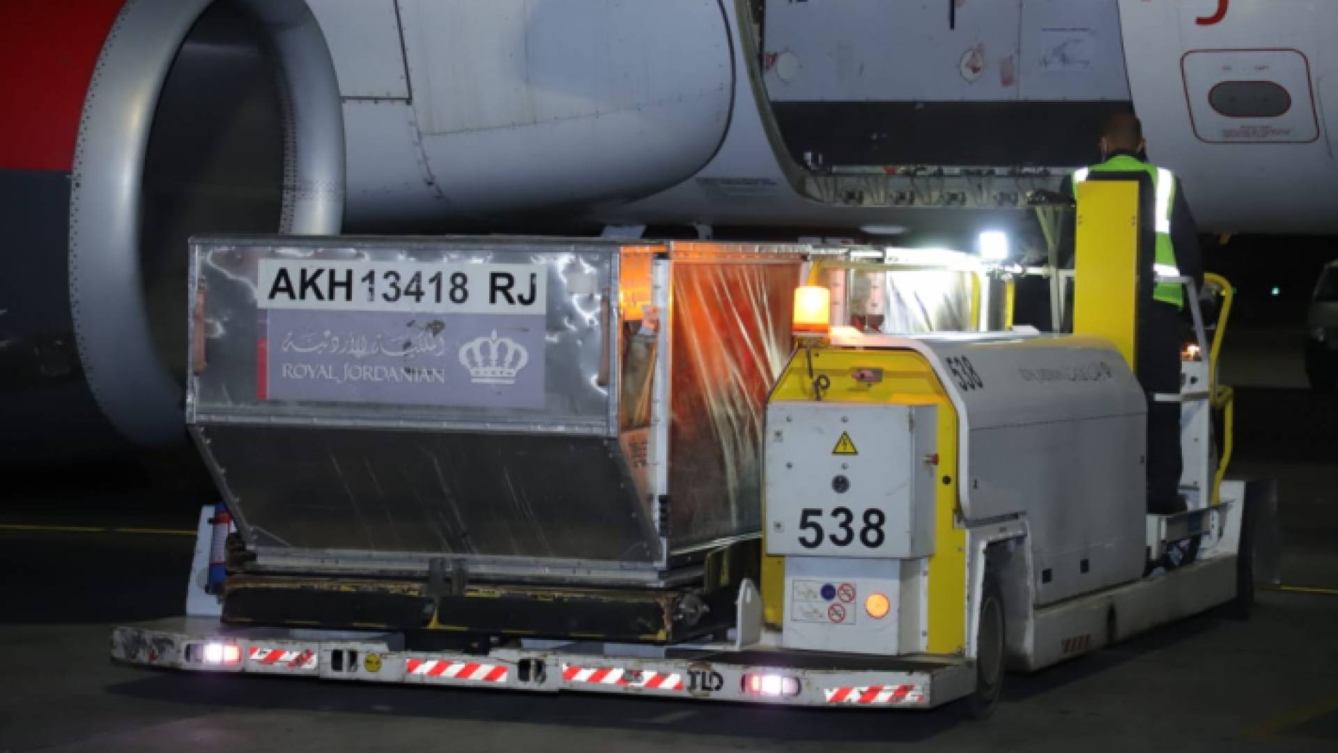 لحظة وصول الدفعة الأولى من لقاح "فايزر" إلى الأردن