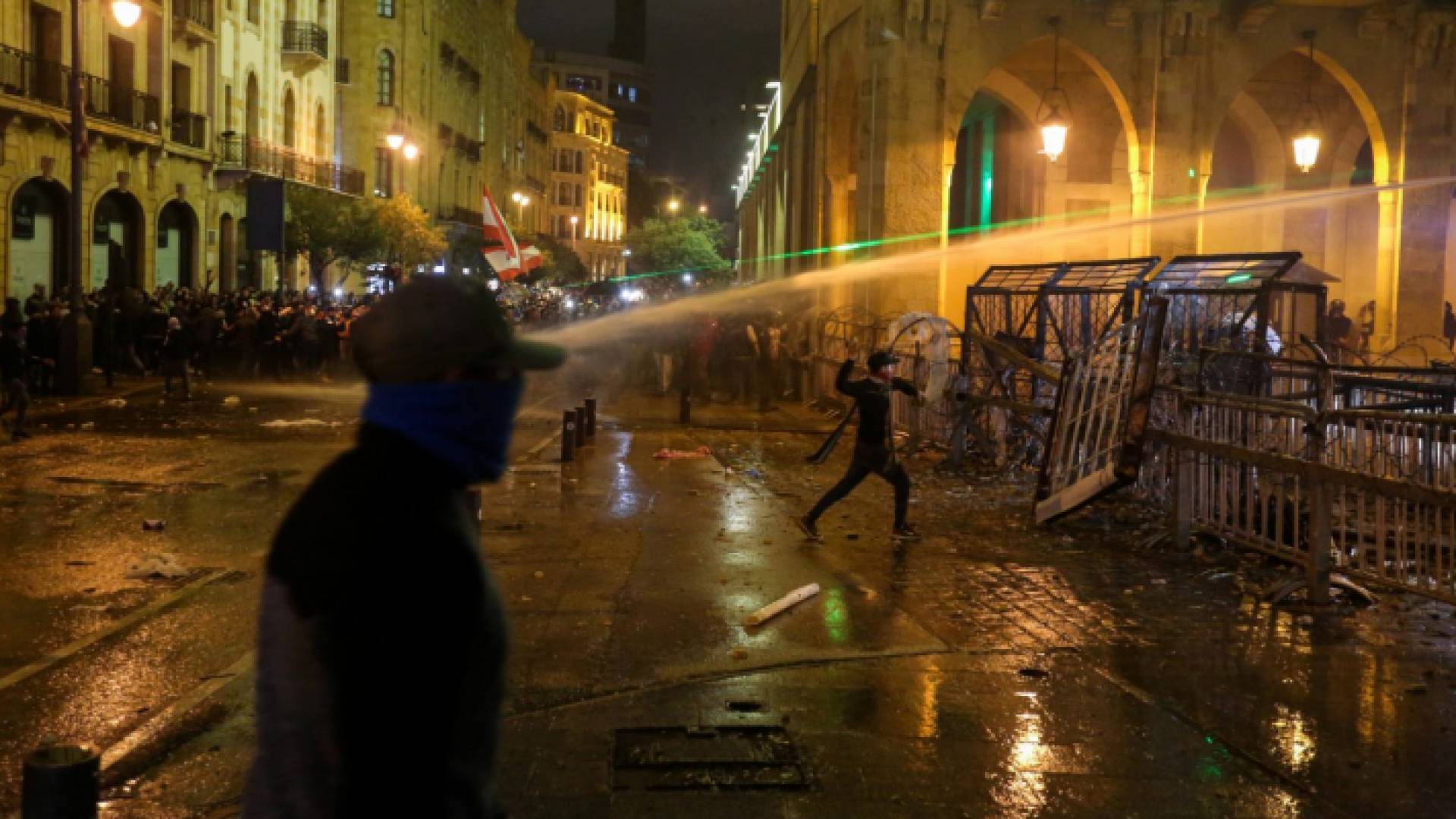 لبنان.. عشرات الجرحى بمواجهات ليلية بين متظاهرين وقوى الأمن في طرابلس