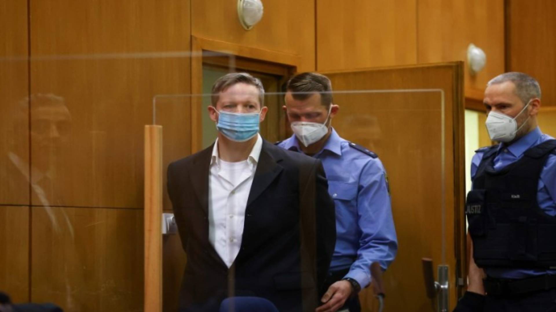 دين شتيفان إرنست (47 عاما) بإطلاق النار على فالتر لوبكه