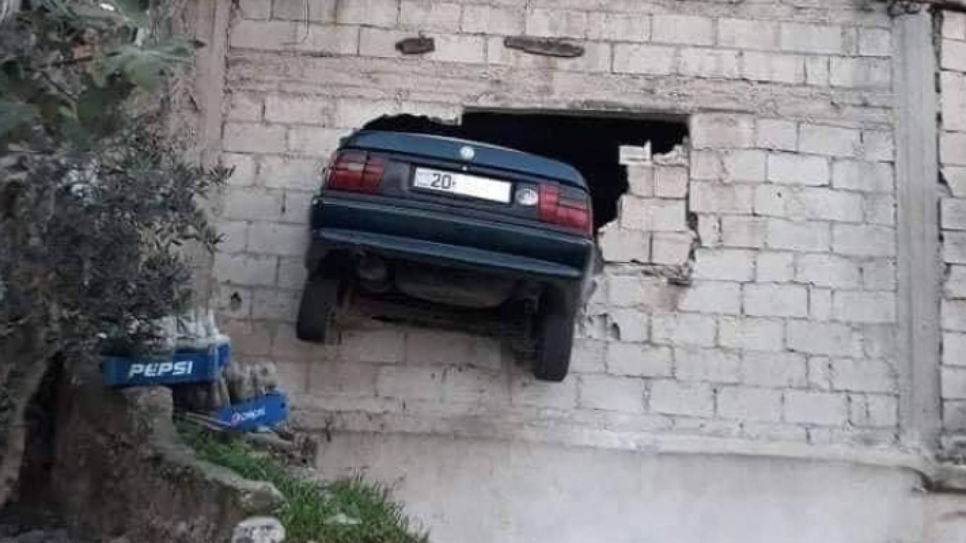 مركبة تخترق جدار منزل في ارحابا بمحافظة اربد