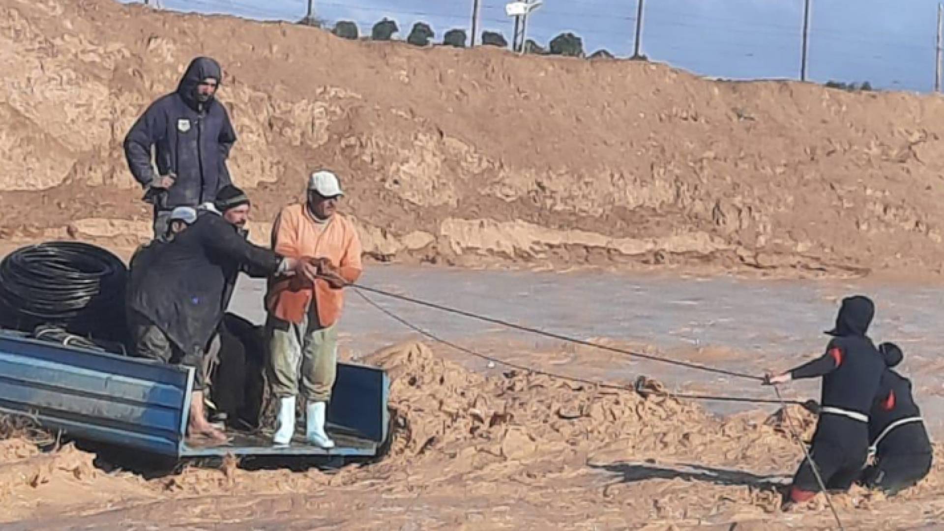 الحكومة تدعو المواطنين للابتعاد عن مجاري السيول والاودية