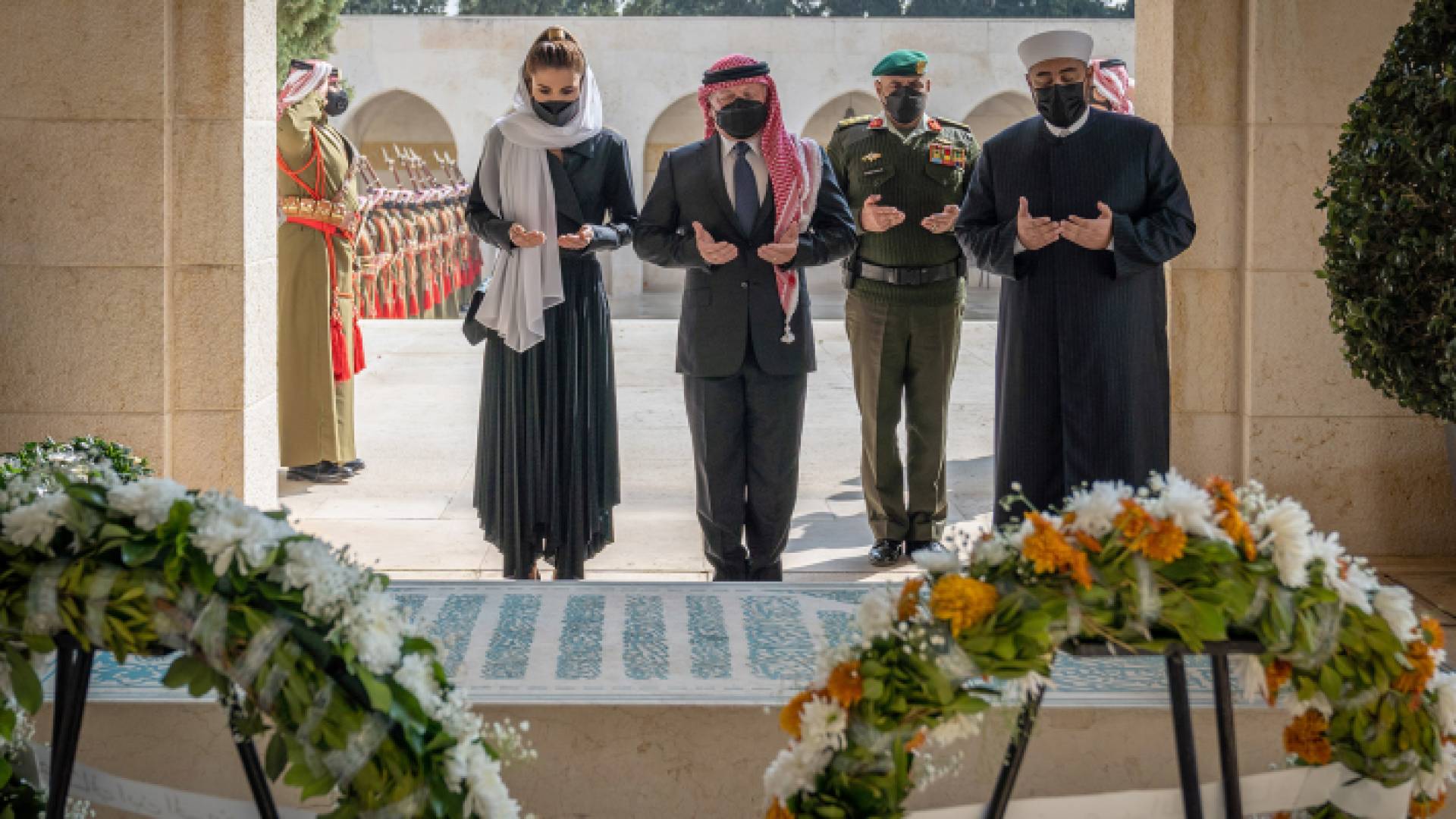 الملك يزور ضريح المغفور له الملك الحسين بن طلال