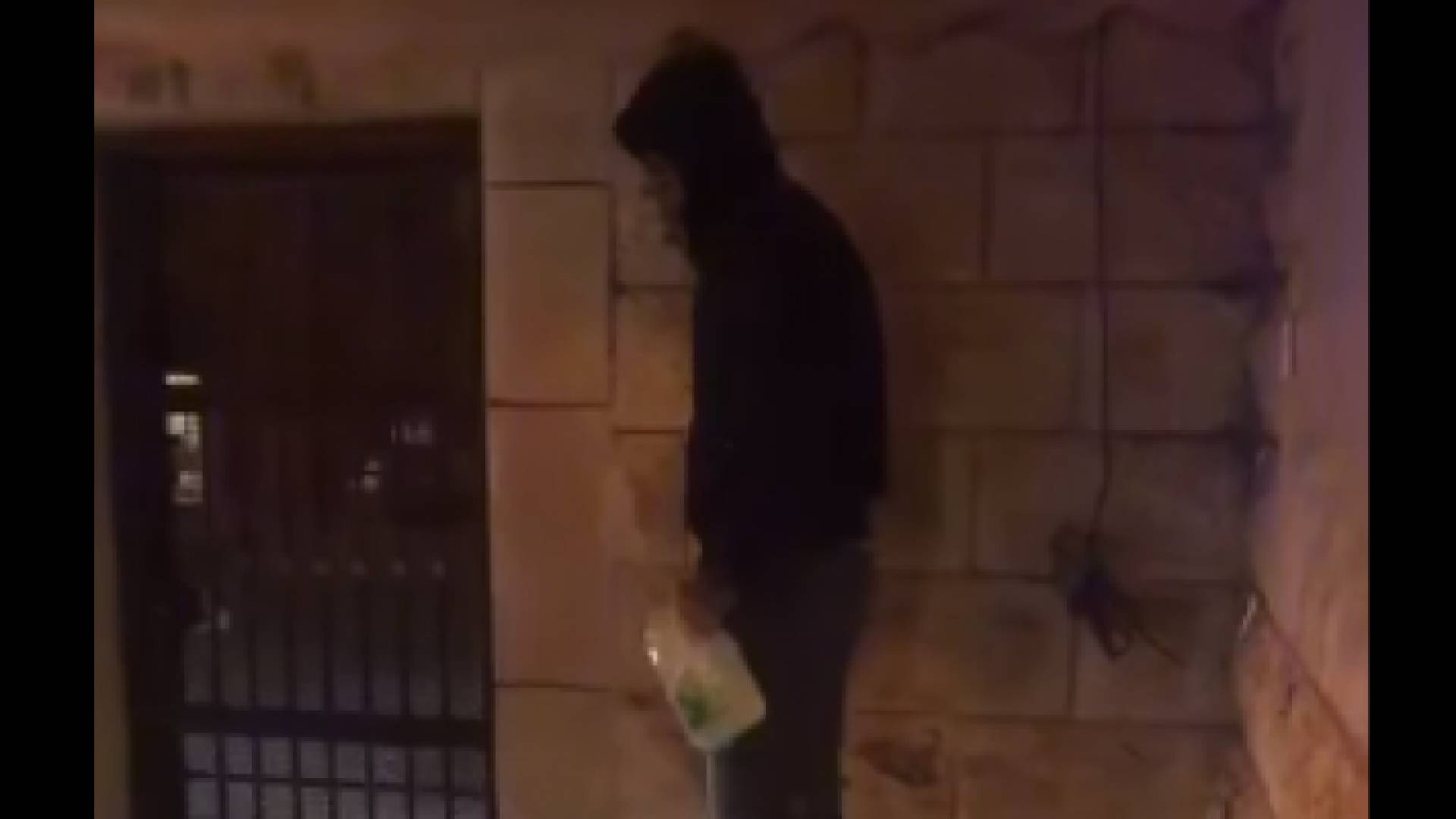 شاب يحرق نفسه في فلسطين