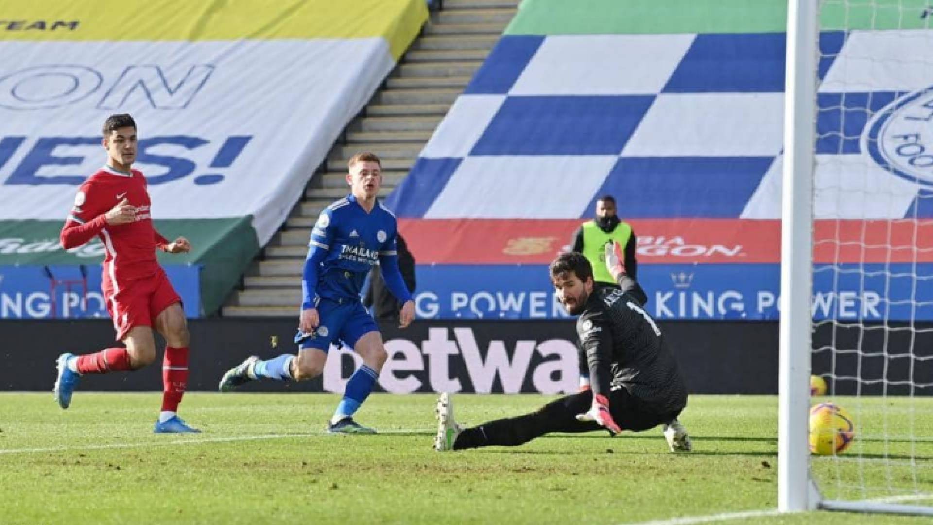 هارفي بارنز مسجلا الهدف الثالث "القاتل"