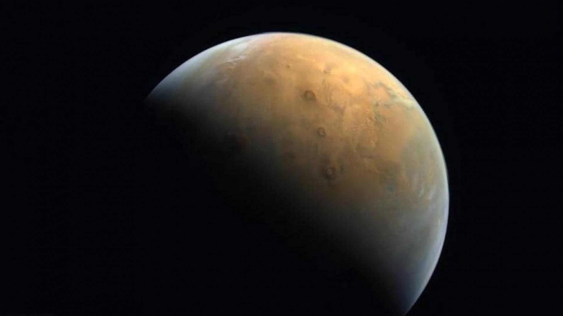 أول صورة للمريخ يلتقطها مسبار الأمل