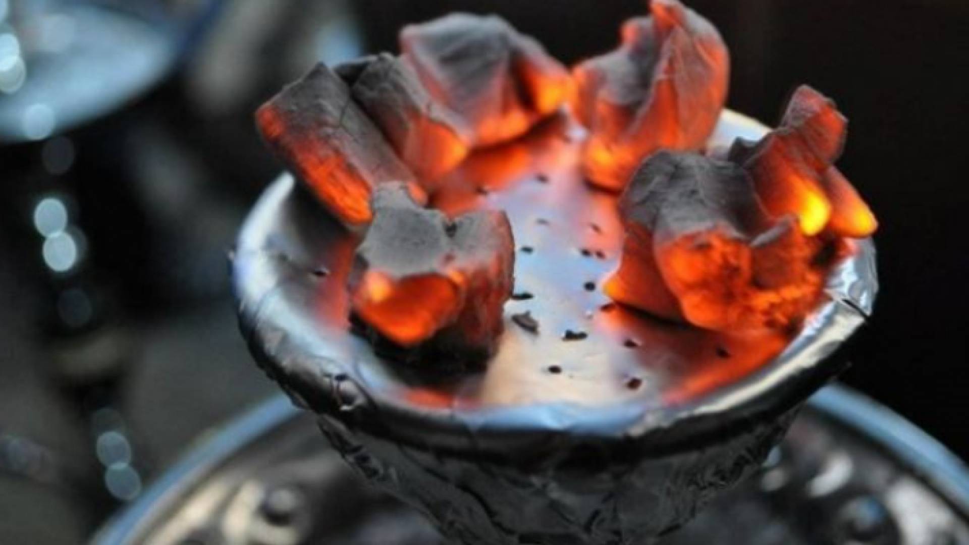 في زمن الكورونا.. مقهى يقدم "الأراجيل" في إربد والأمن يغلقه