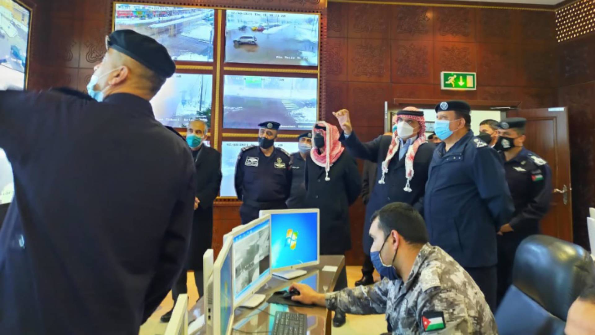 الخصاونة يزور مركز القيادة والسيطرة في مديرية الأمن العام