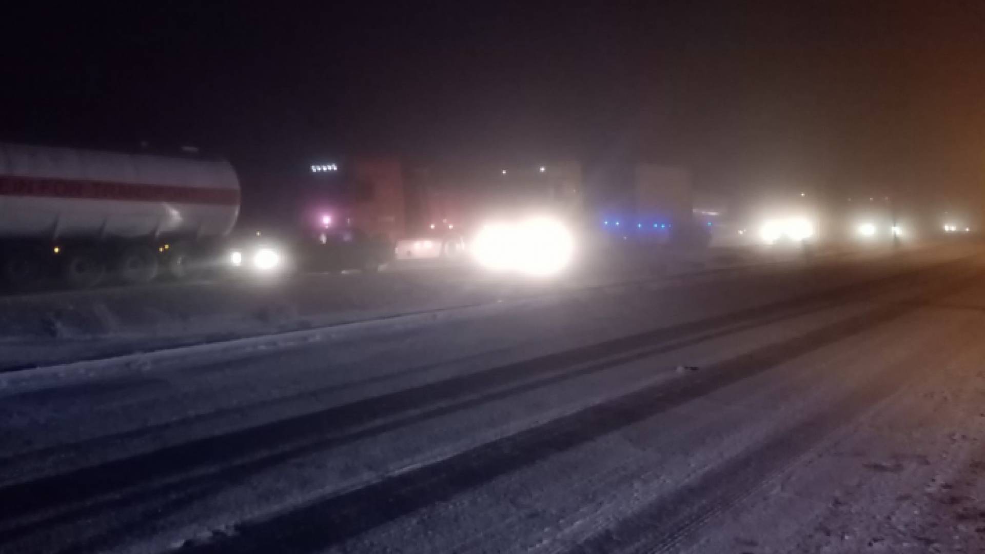 خلال انزلاق شاحنتين على الطريق الصحراوي مساء الأربعاء