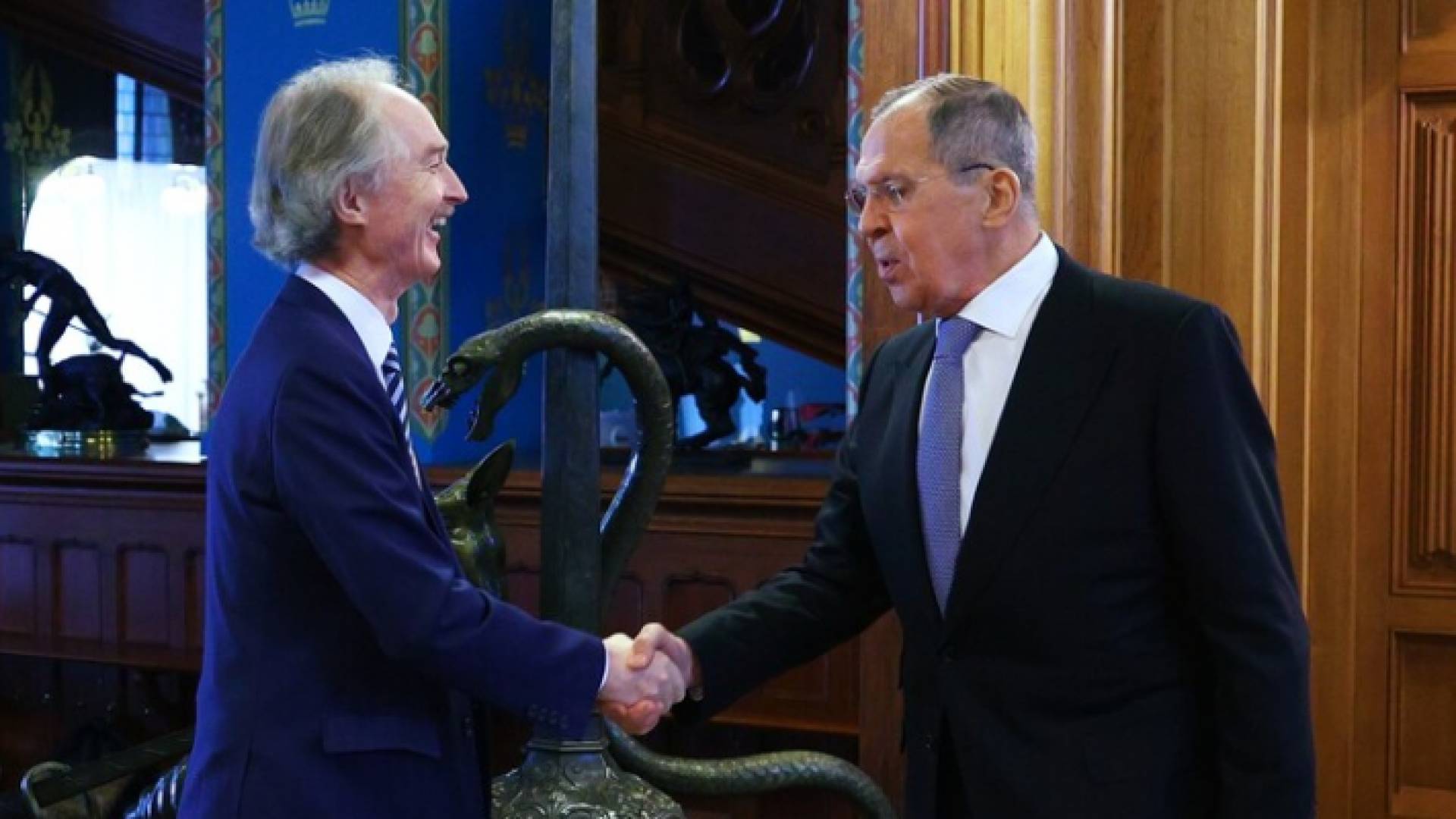 وزير الخارجية الروسي، سيرغي لافروف، والمبعوث الأممي الخاص المعني بسوريا، غير بيدرسن.