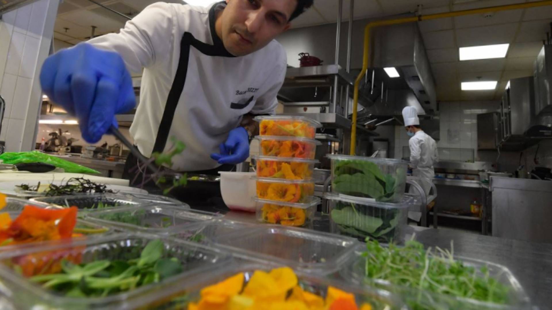 اعداد وجبات من الزهور