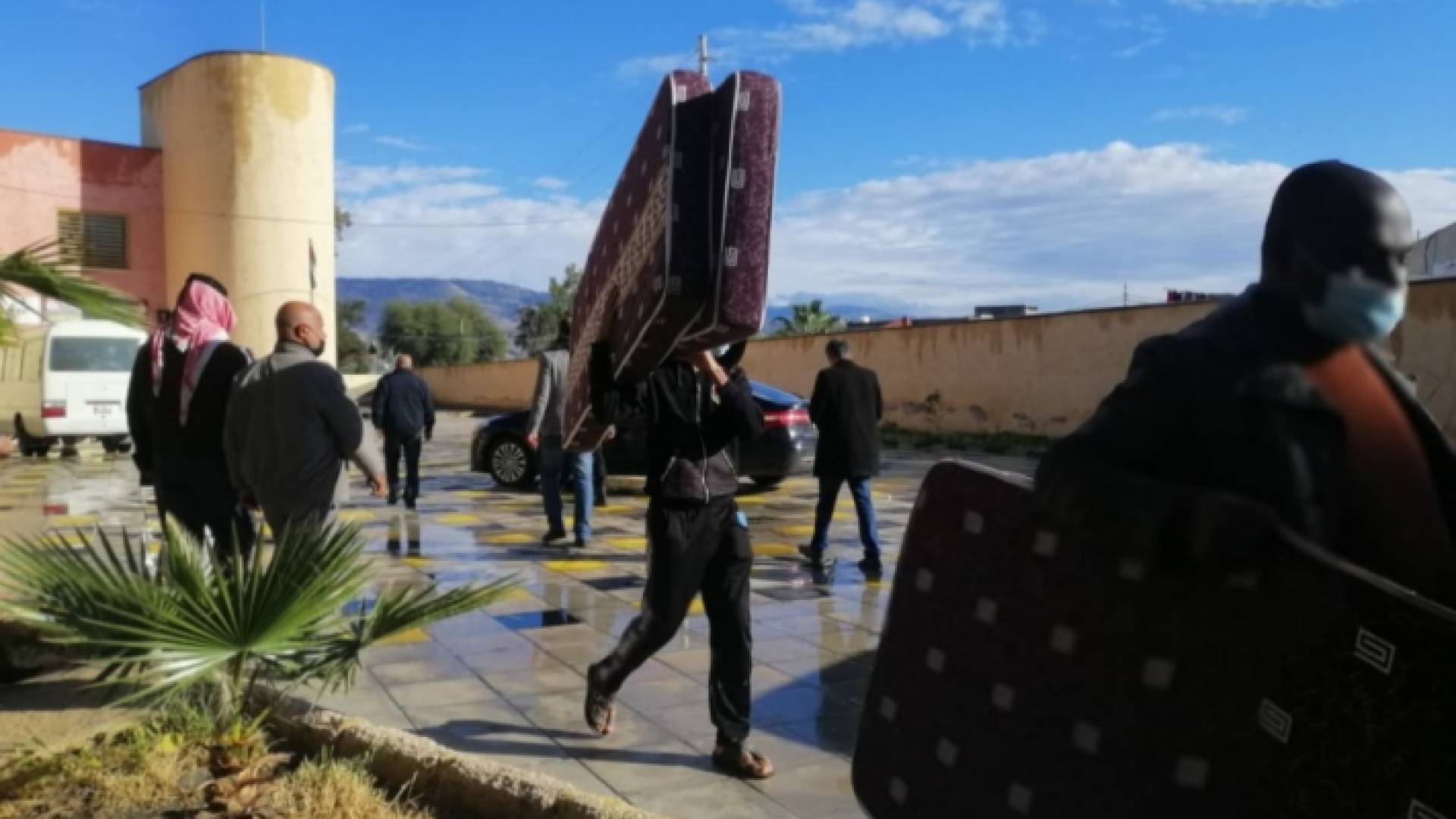 التربية: نقل 3 عائلات داهمتم مياه الأمطار إلى مراكز الإيواء بلواء دير علا