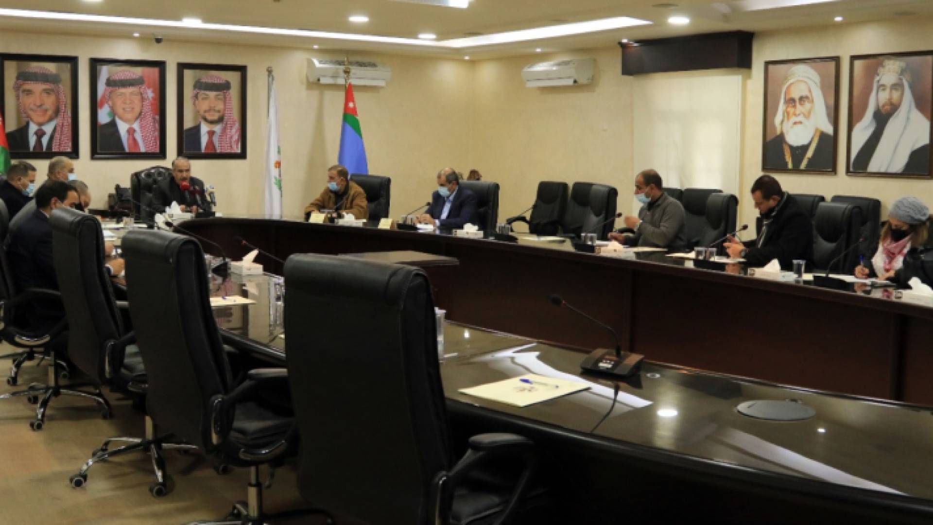 وزير الداخلية يعقد اجتماعا لمناقشة الإجراءات المتعلقة بالأشخاص المحجورين منزليا