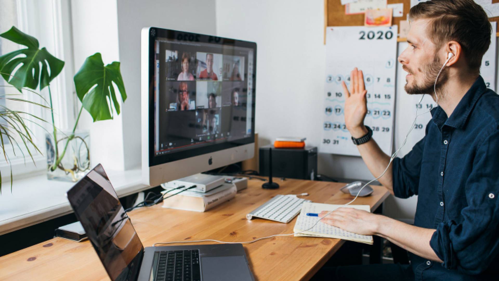 موظف يعمل عن بعد - أرشيفية