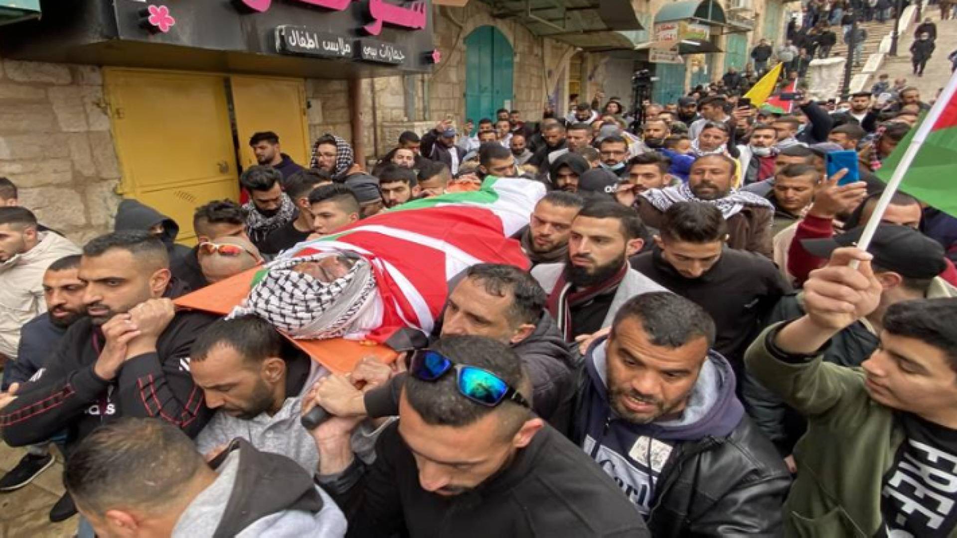 الفلسطينيون يشيعون جثمان الشهيد الأسير داوود الخطيب