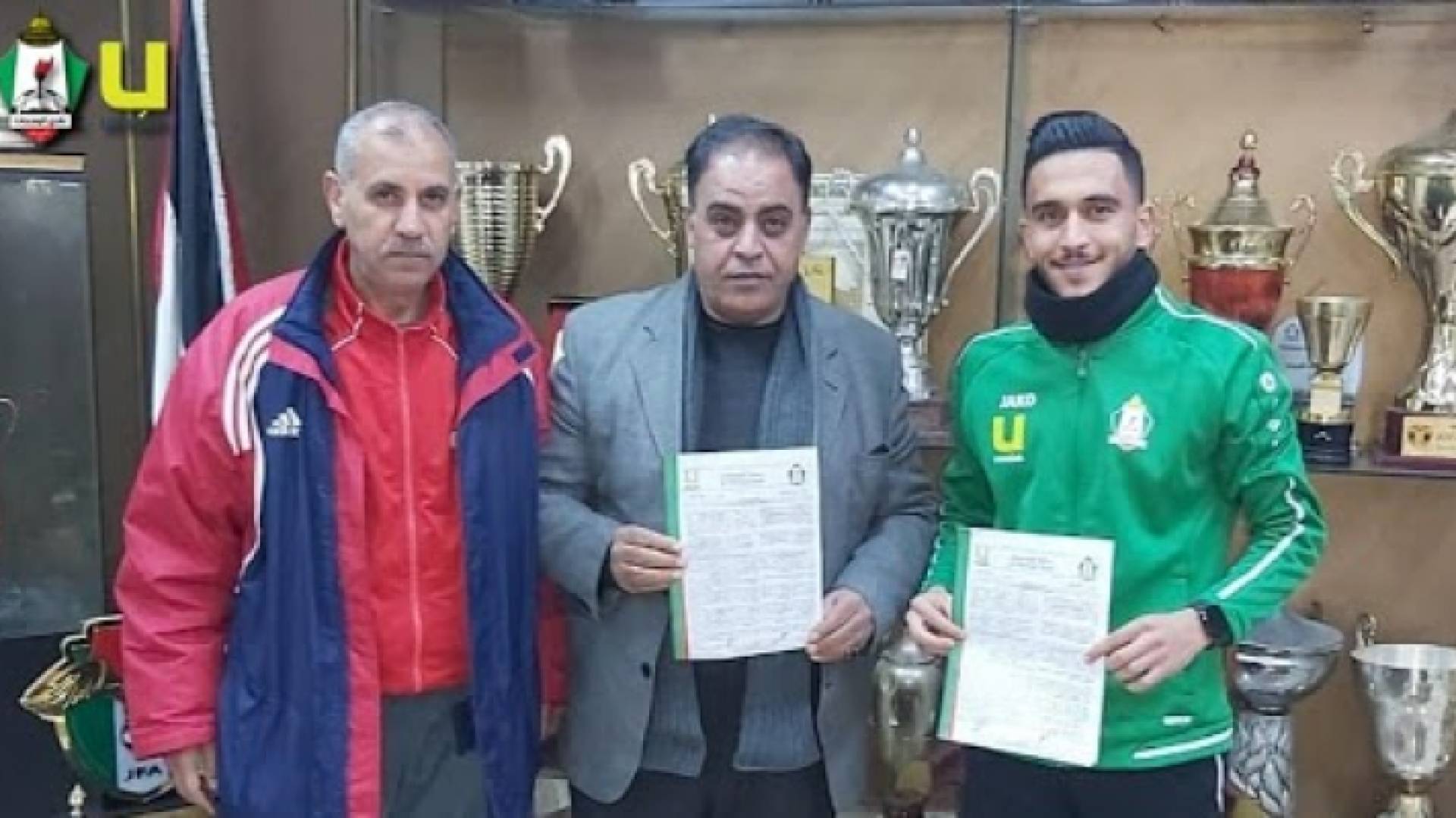 جانب من توقيع العقد