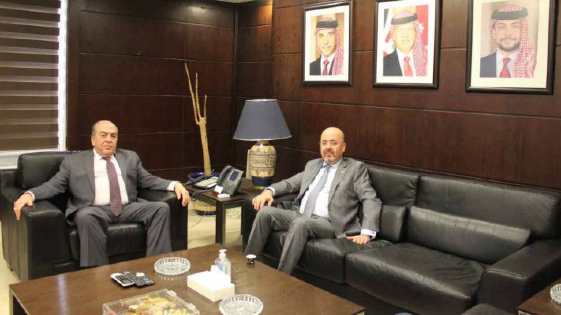 وزير النقل والسفير العراقي يبحثان تعزيز التعاون بين البلدين