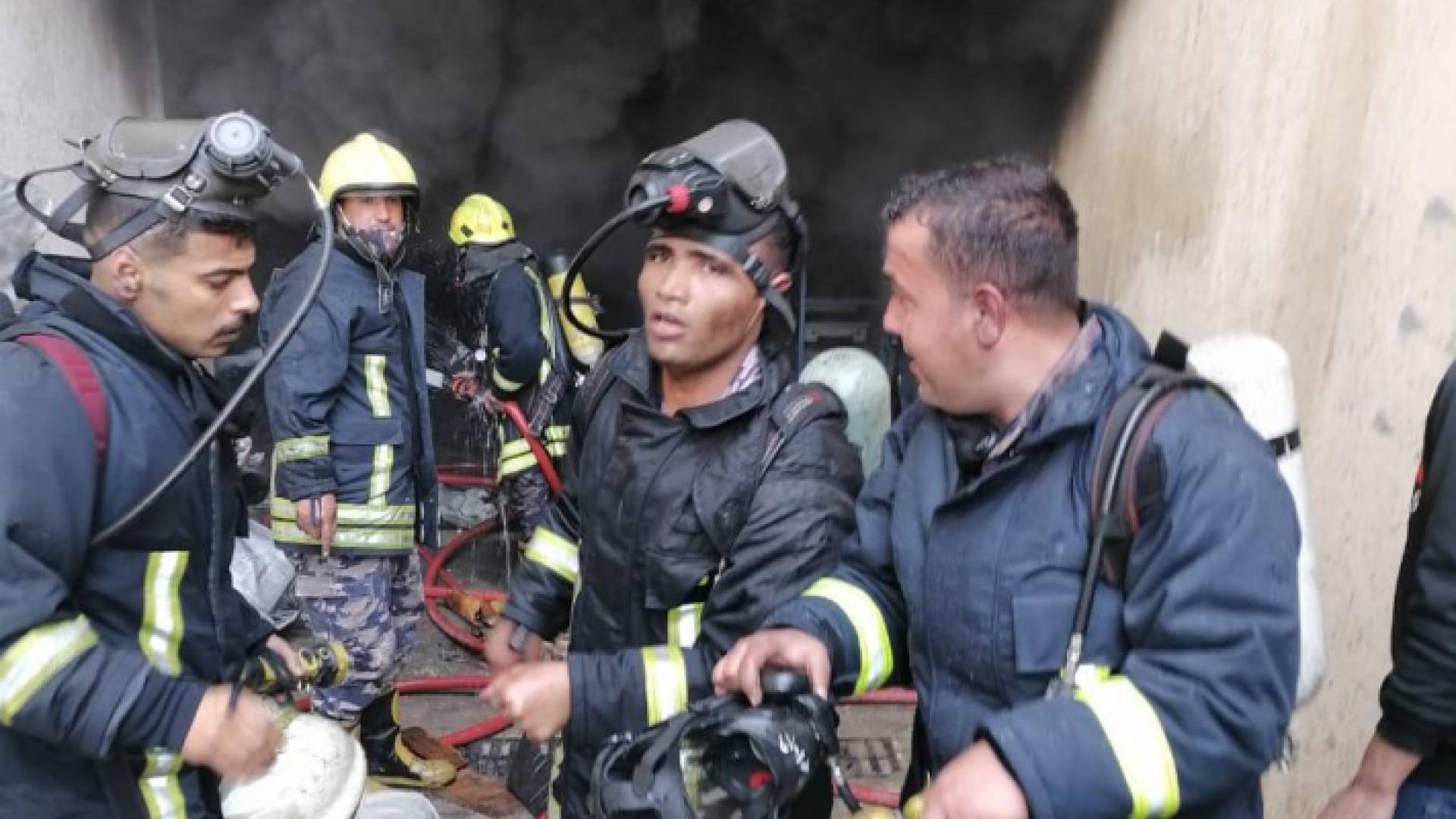 خلال تعامل أفراد الدفاع المدني مع حريق