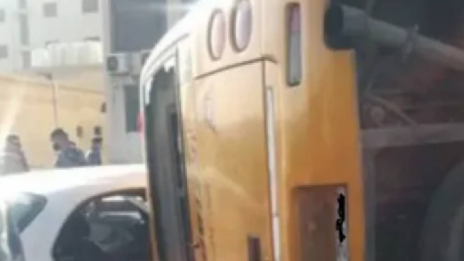 وفاة بتدهور باص مدرسة في بطبربور