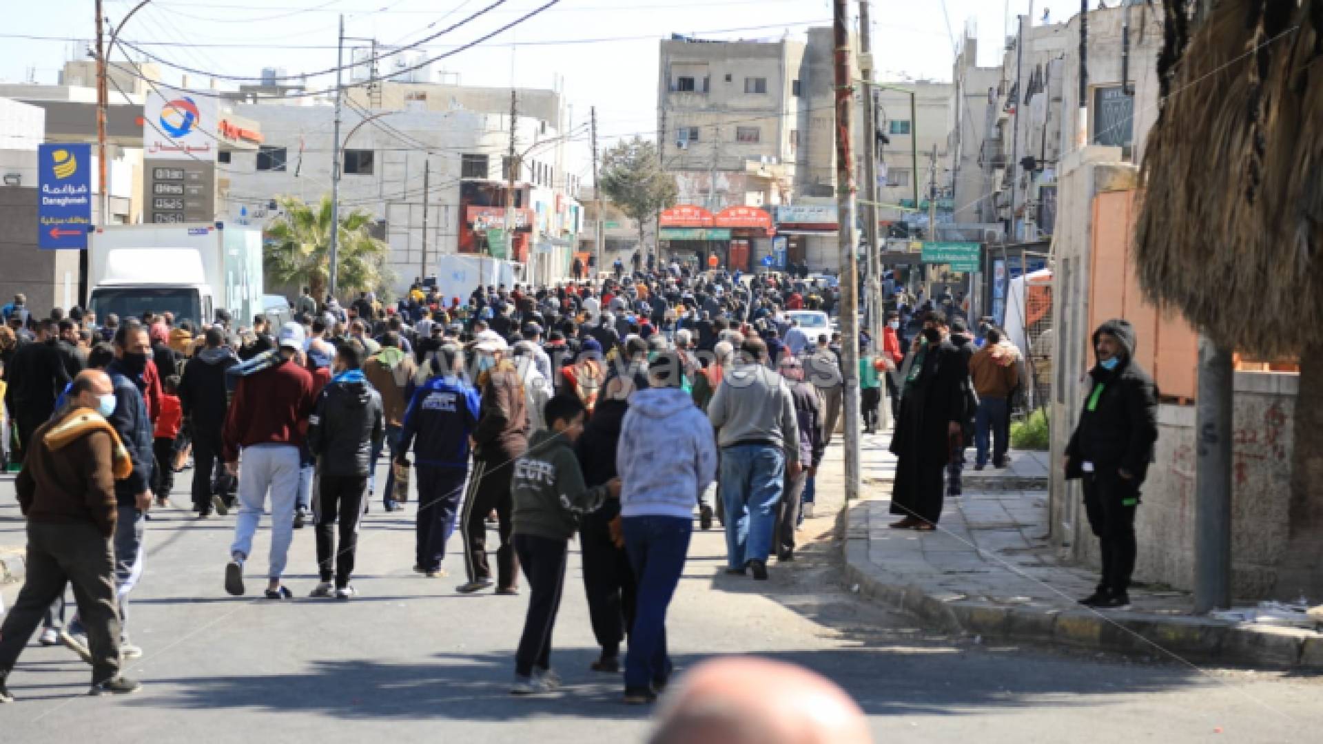 لحظة خروج المصلين من المساجد بعد أداء صلاة الجمعة