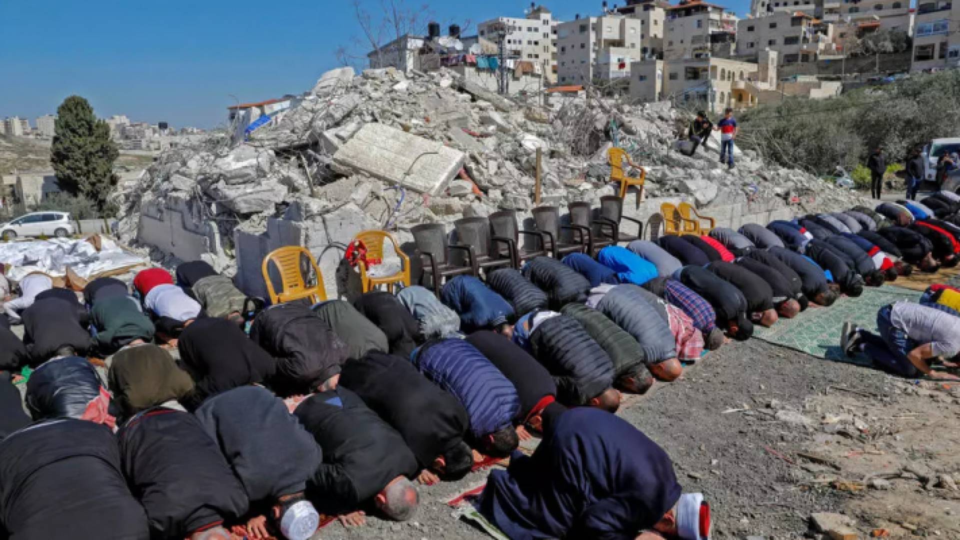 فلسطينيون يؤدون صلاة الجمعة أمام ركام مبنى تم هدمه في القدس الشرقية