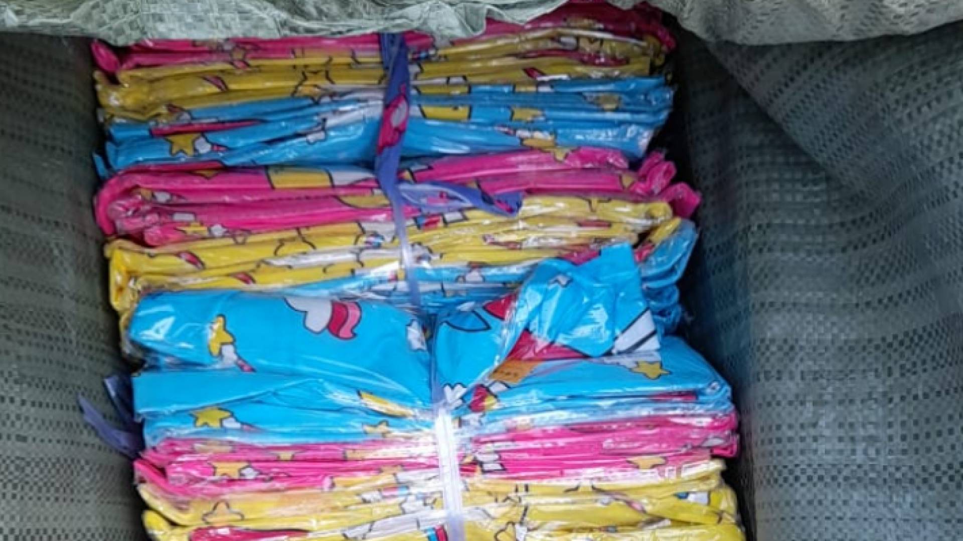 احباط تهريب البسة واحذية بواسطة قلاب على الطريق الصحراوي