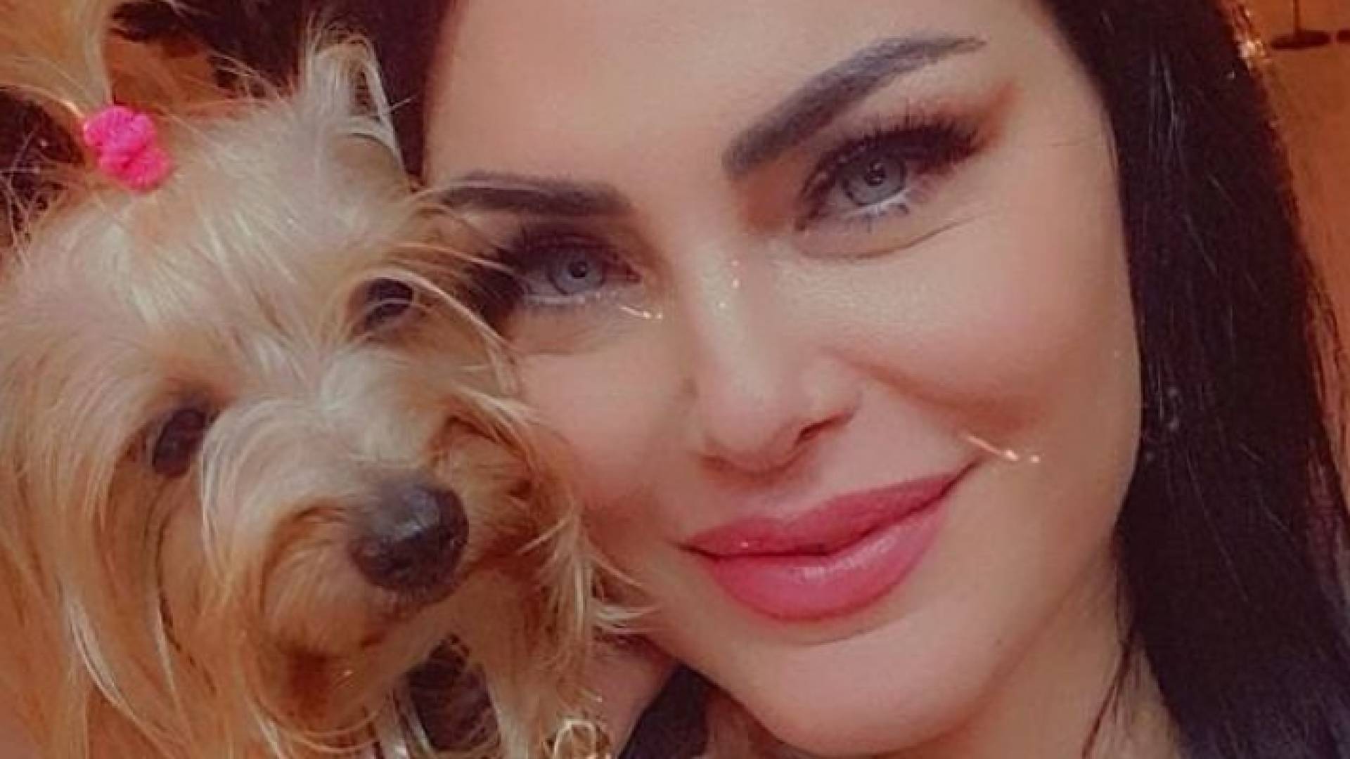 الفنانة التونسية دارين حداد وكلبها