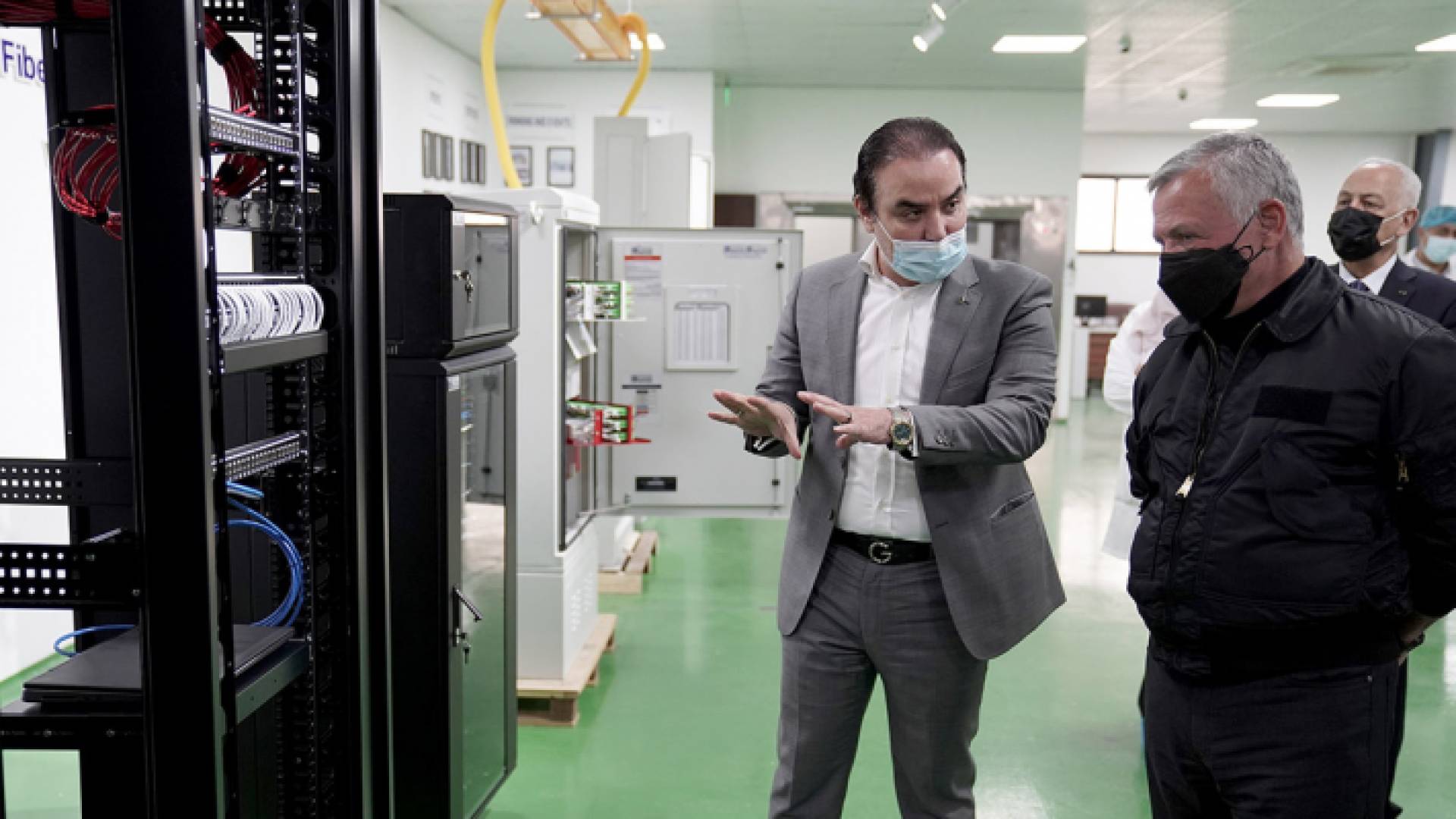 الملك يزور مصنعا للخطوط التقنية للألياف الضوئية ومشروعا للمزارع الذكية