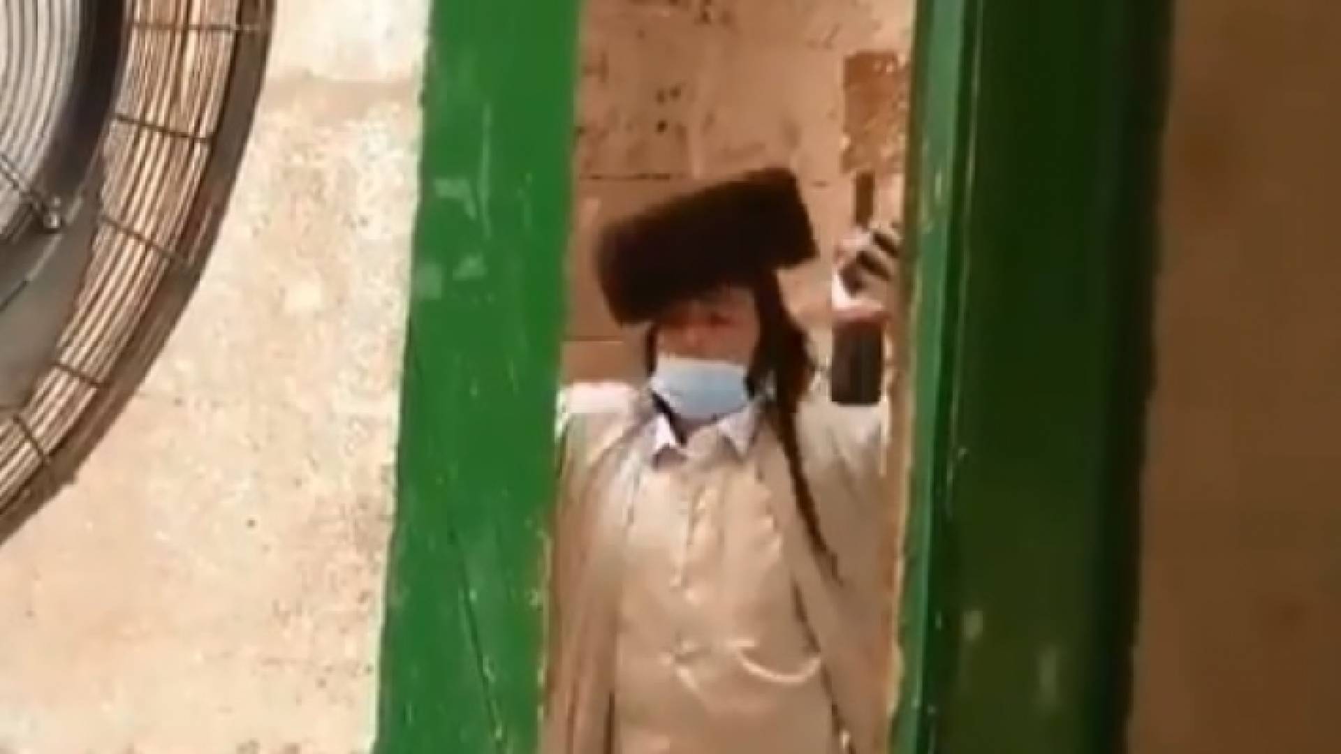 مستوطن يرقص عند إحدى بوابات المسجد الأقصى