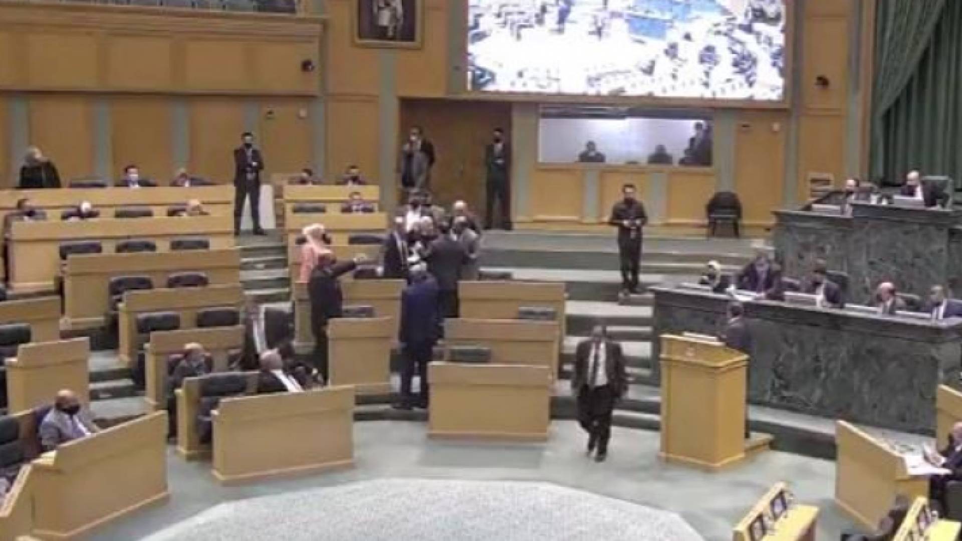 مشادة كلامية بين العودات والنائب الطراونة