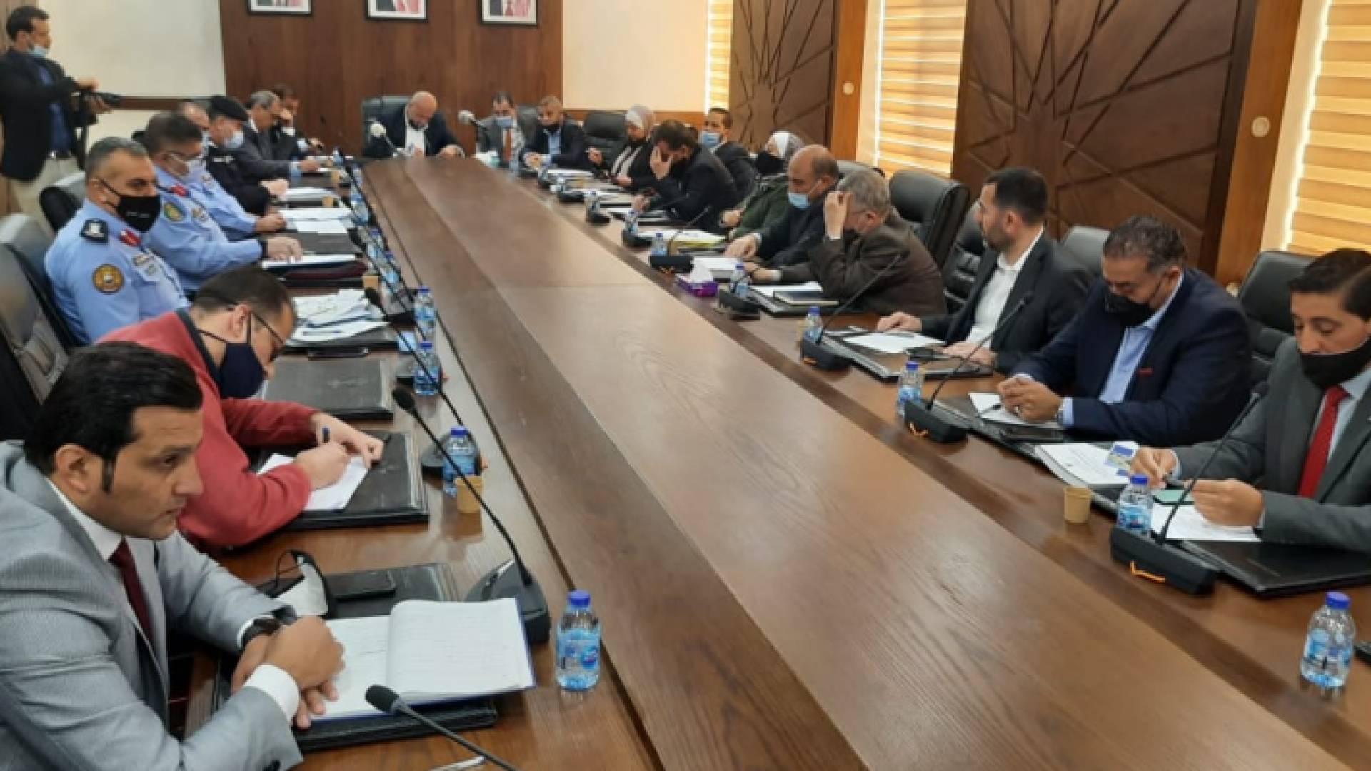 اجتماع لجنة الحريات العامة وحقوق الإنسان النيابية بمحافظي العاصمة والزرقاء، وعدد من مدراء الأقاليم في جهاز الأمن العام