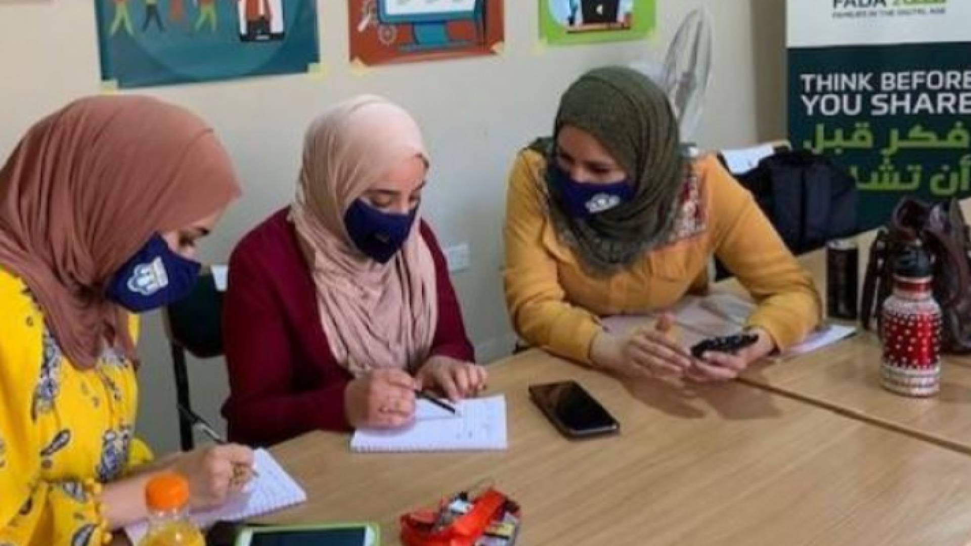 القيادات النسائية في المحافظات تكافح ضد الانتهاكات والمعلومات المضللة على الإنترنت