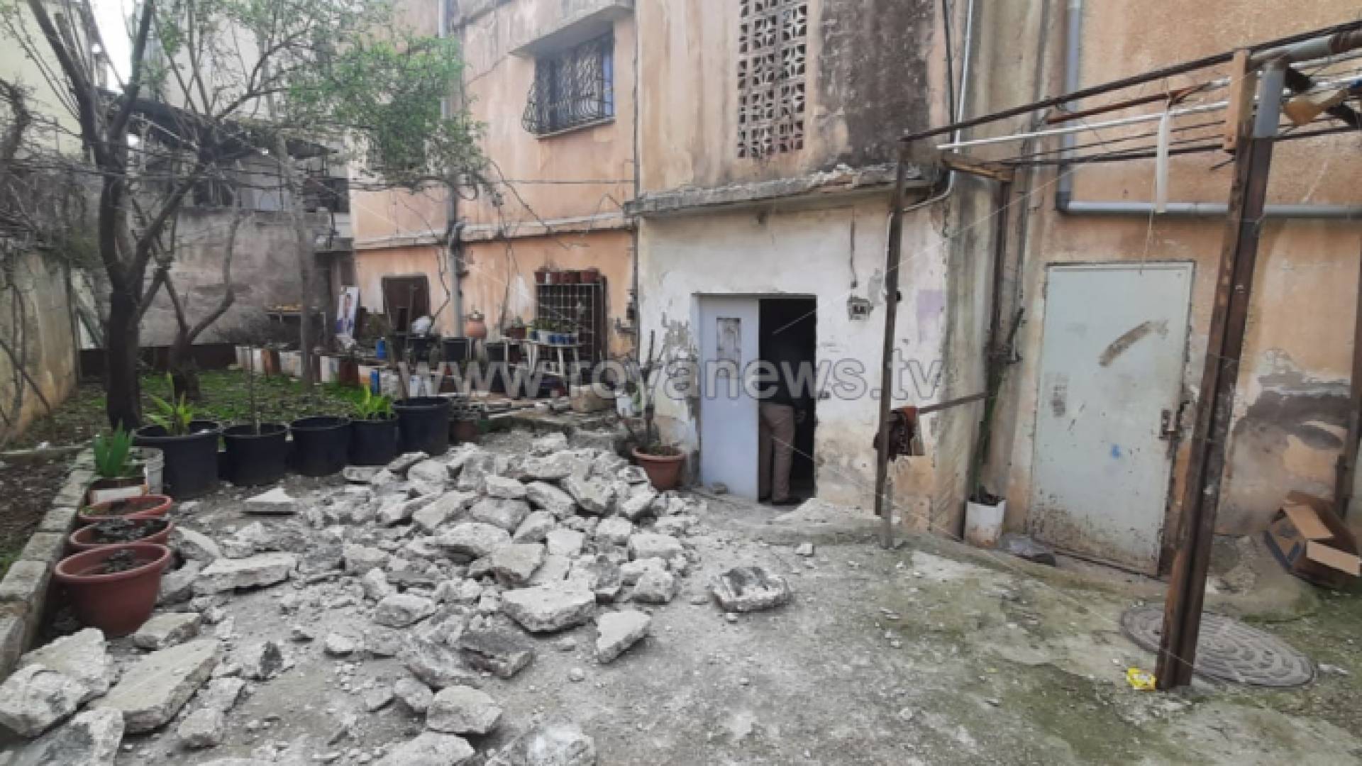 العمارة السكنية التي انهارت أجزاء منها