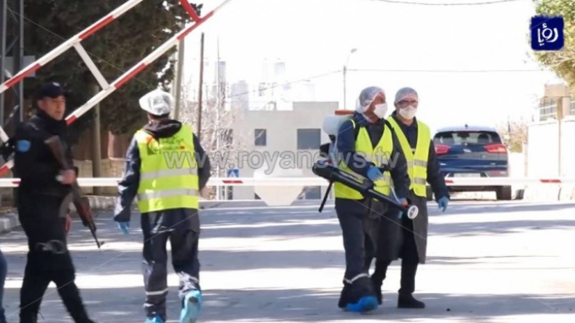 كوادر فلسطينية تقوم بعمليات تعقيم - ارشيفية