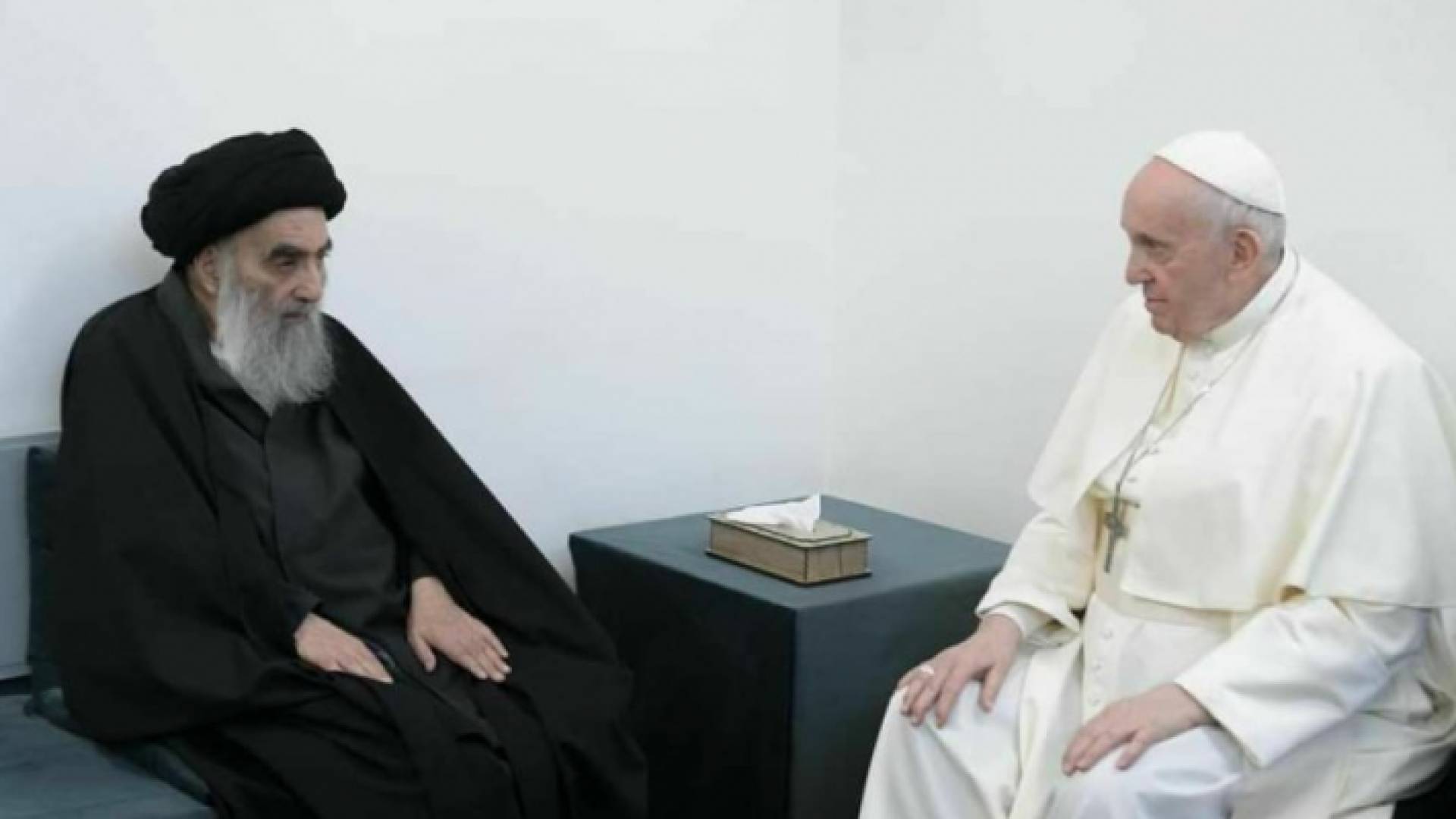 خلال لقاء البابا والسيستاني