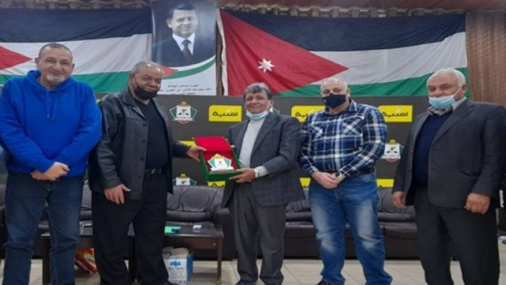 عزايزة يقدم درعا تذكاريا للمتبرعين