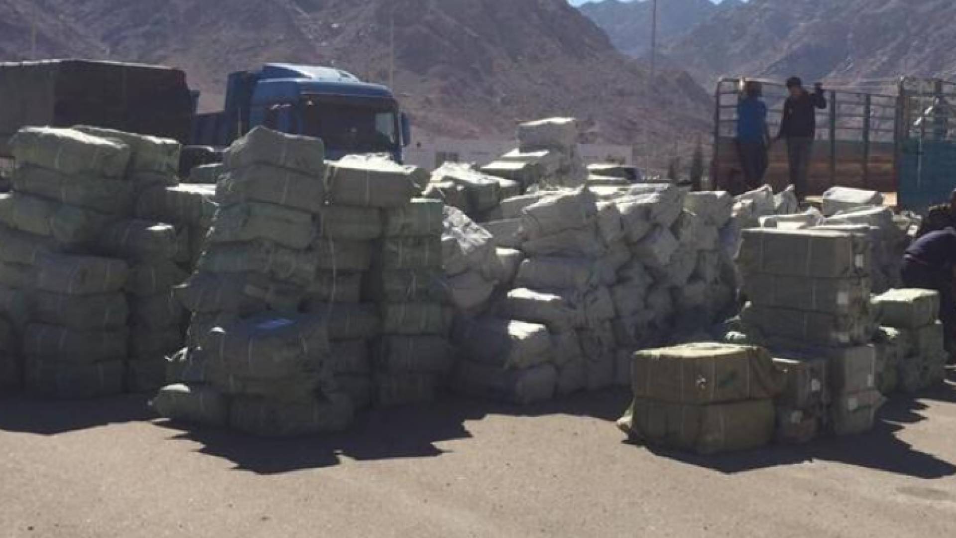 الجمارك تضبط كميات كبيرة من البضائع الممنوعة