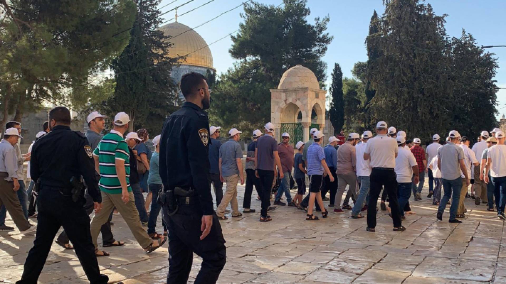 عشرات المستوطنين يقتحمون المسجد الأقصى