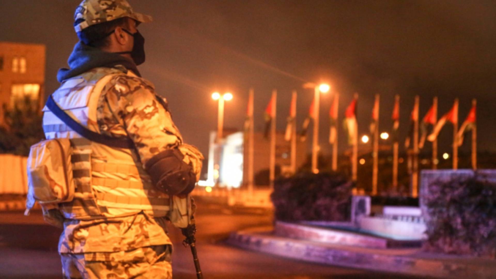 أحد أفراد الأجهزة الأمنية خلال تنفيذ حظر التجول