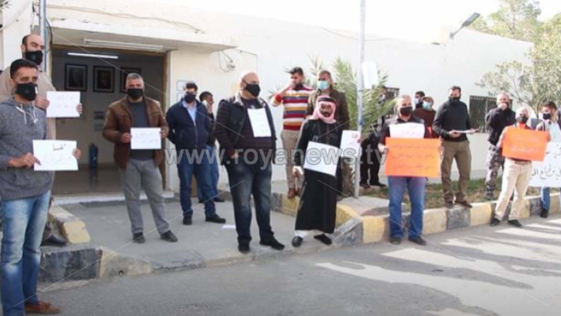 وقفة احتجاجية لموظفي سلطة مياه الطفيلة للمطالبة بعلاج زميل لهم