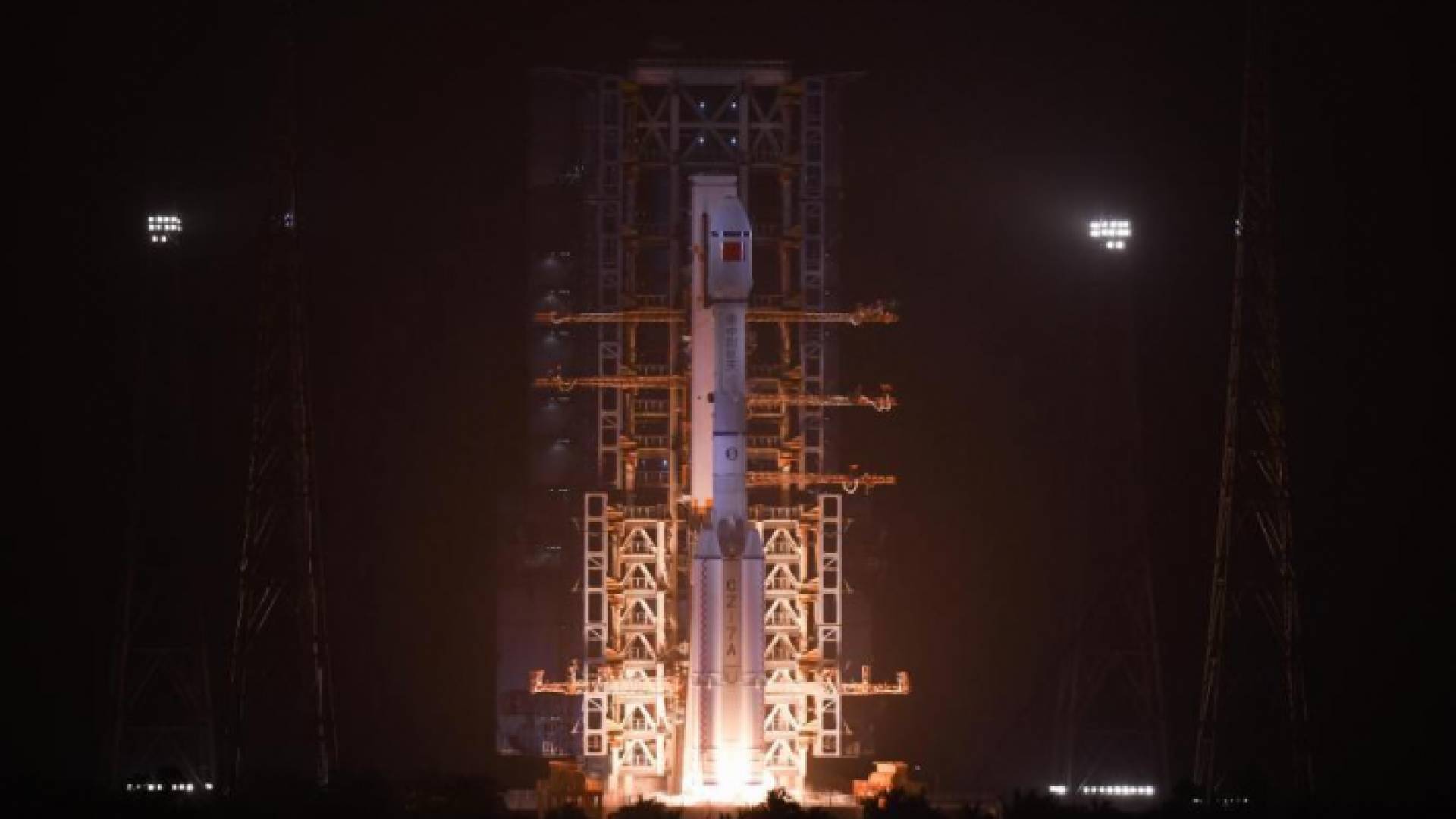 الصاروخ الحامل لونغ مارتش 7 أيه واي 2 ينطلق من مركز ونتشانغ الفضائي (شينخوا)