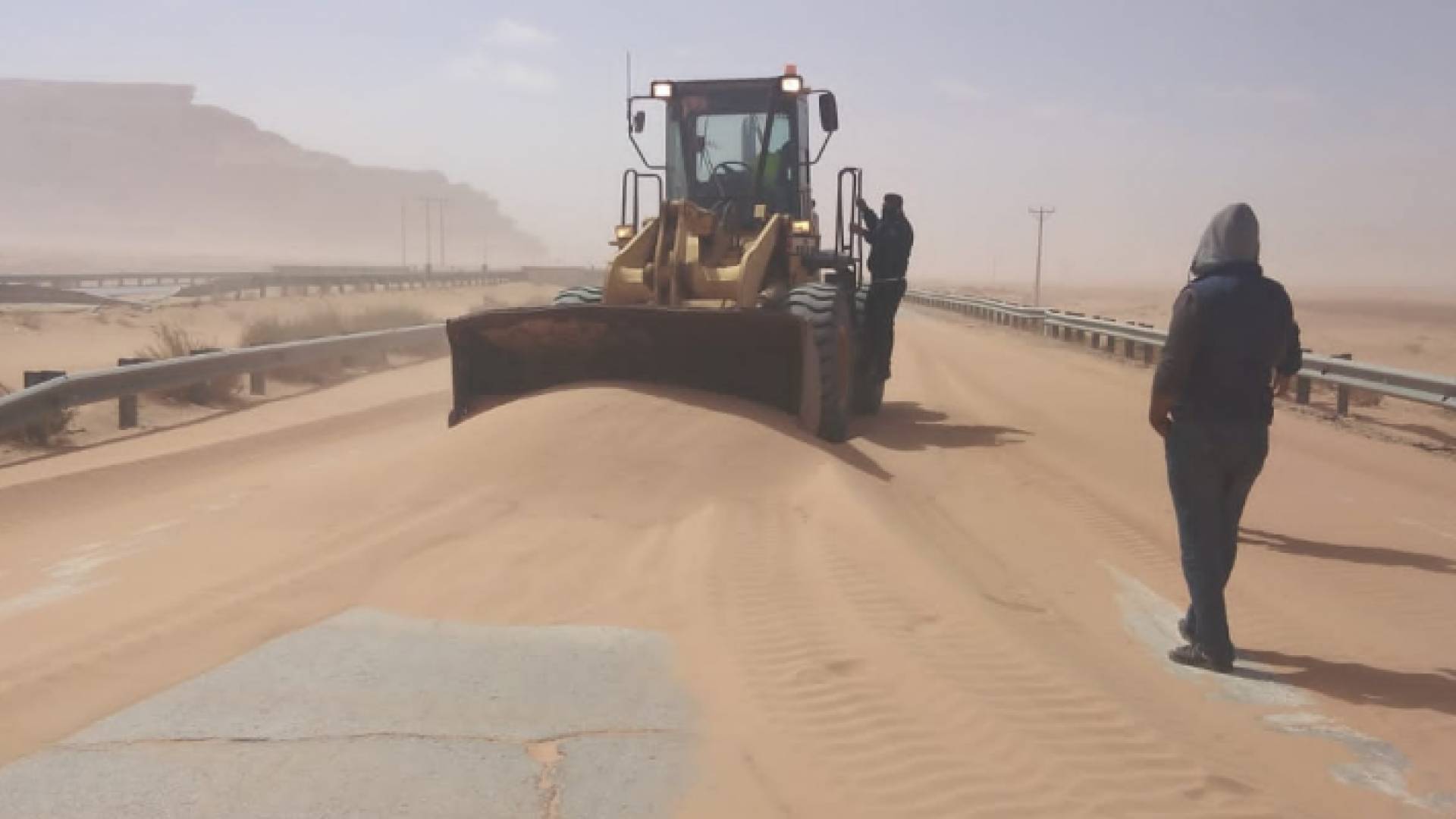 "الأشغال" تتعامل مع تجمع رمال في مناطق مختلفة بالأردن