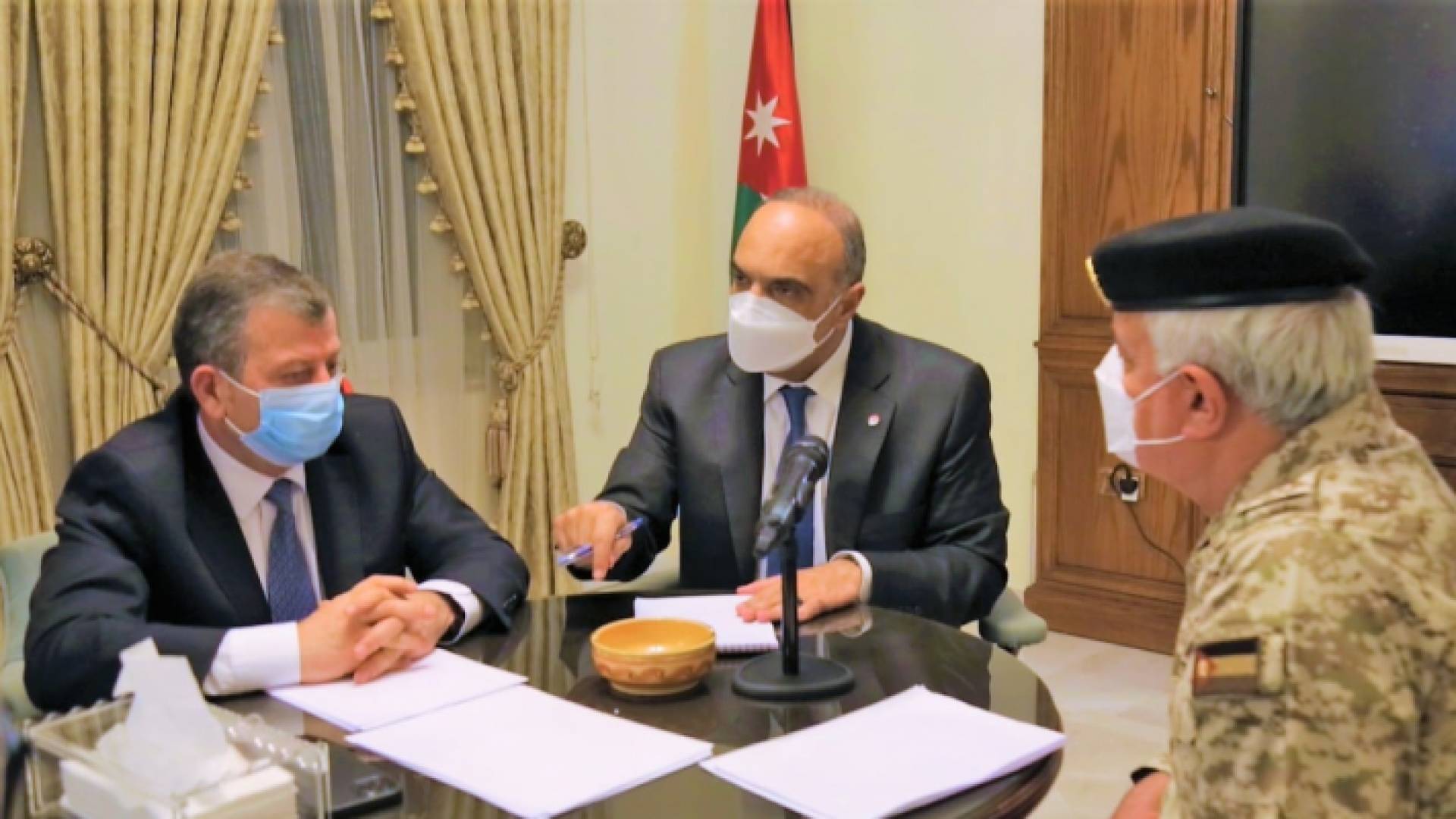 الخصاونة يوجه الفراية إلى إنفاذ القانون والتعليمات في جميع محافظات الأردن