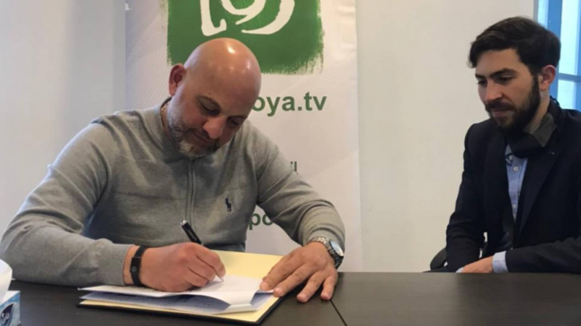 تلفزيون رؤيا يوقع عقد شراكة مع المتسابق غيث الوريكات