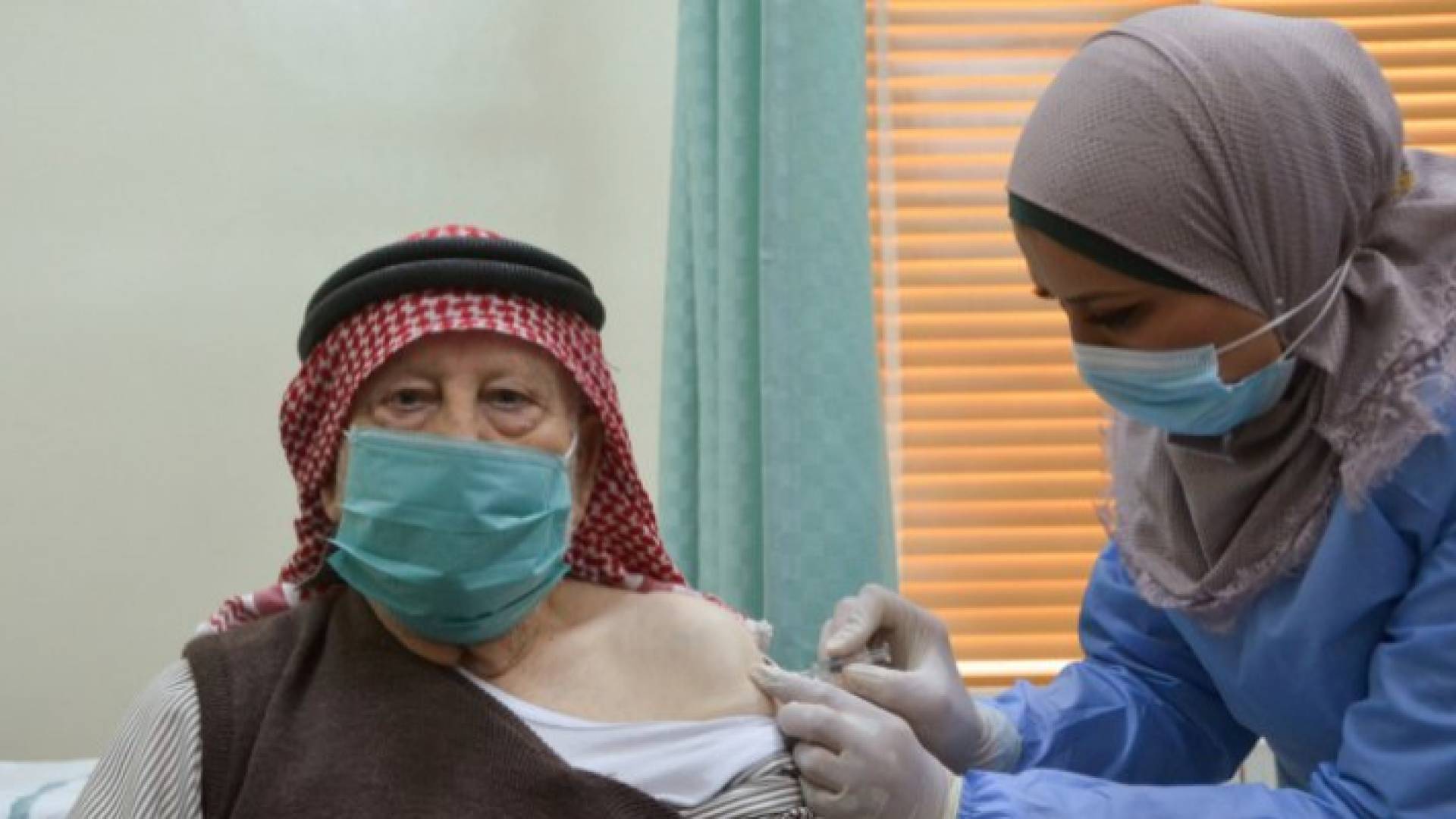 شخص يتلقى اللقاح - ارشيفية